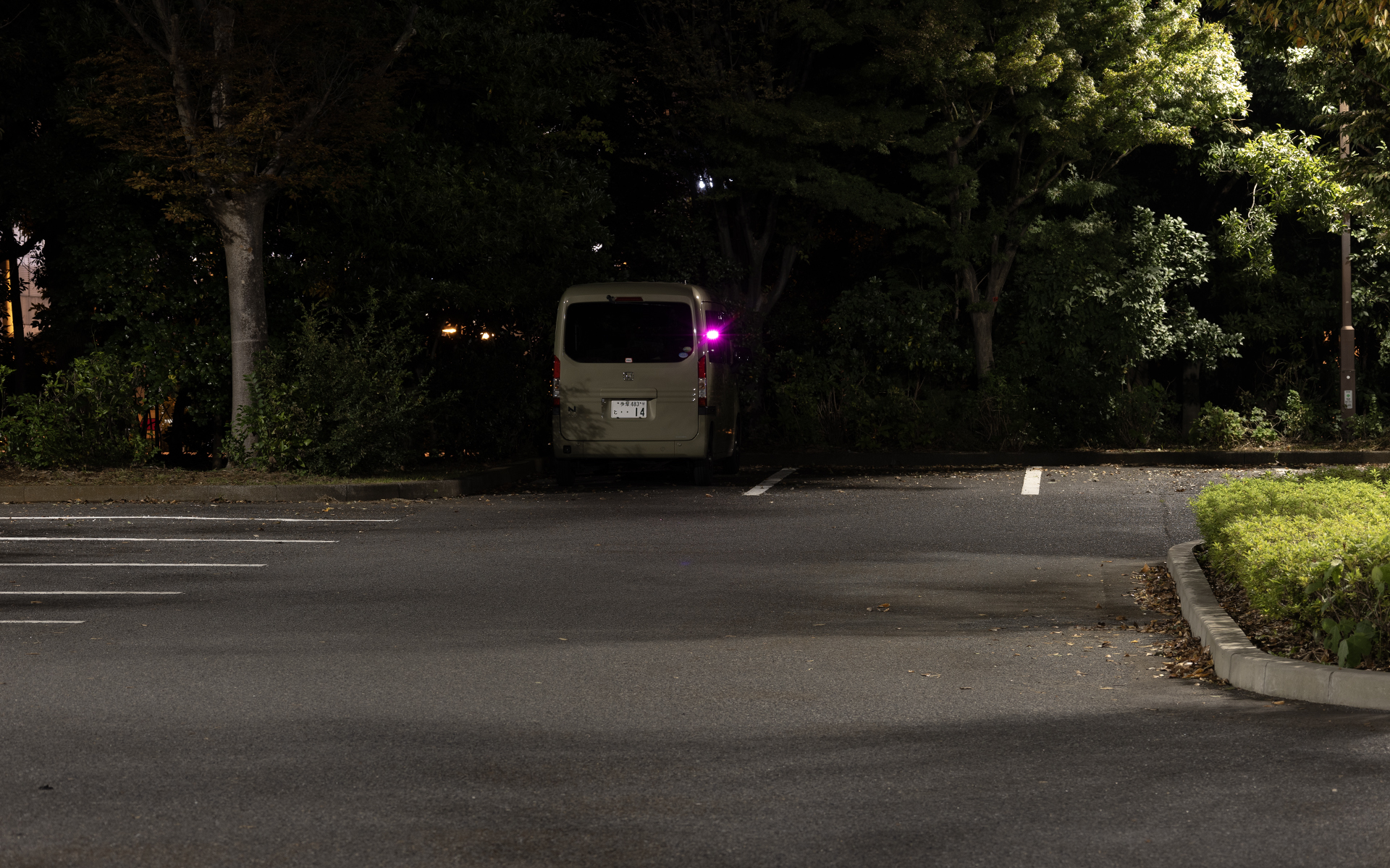 離れたところから見てみた。ただの光源だけでなく独特の点滅をするので光源が小さくなっても目に入る。気がつきやすいということは停止表示灯にとって重要なポイントといえる