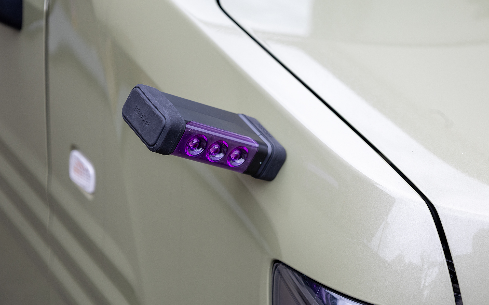 非常時に知らせたい向きは現場の状況によって違ってくるが、マグネットでボディに設置できるので対応の幅は広い