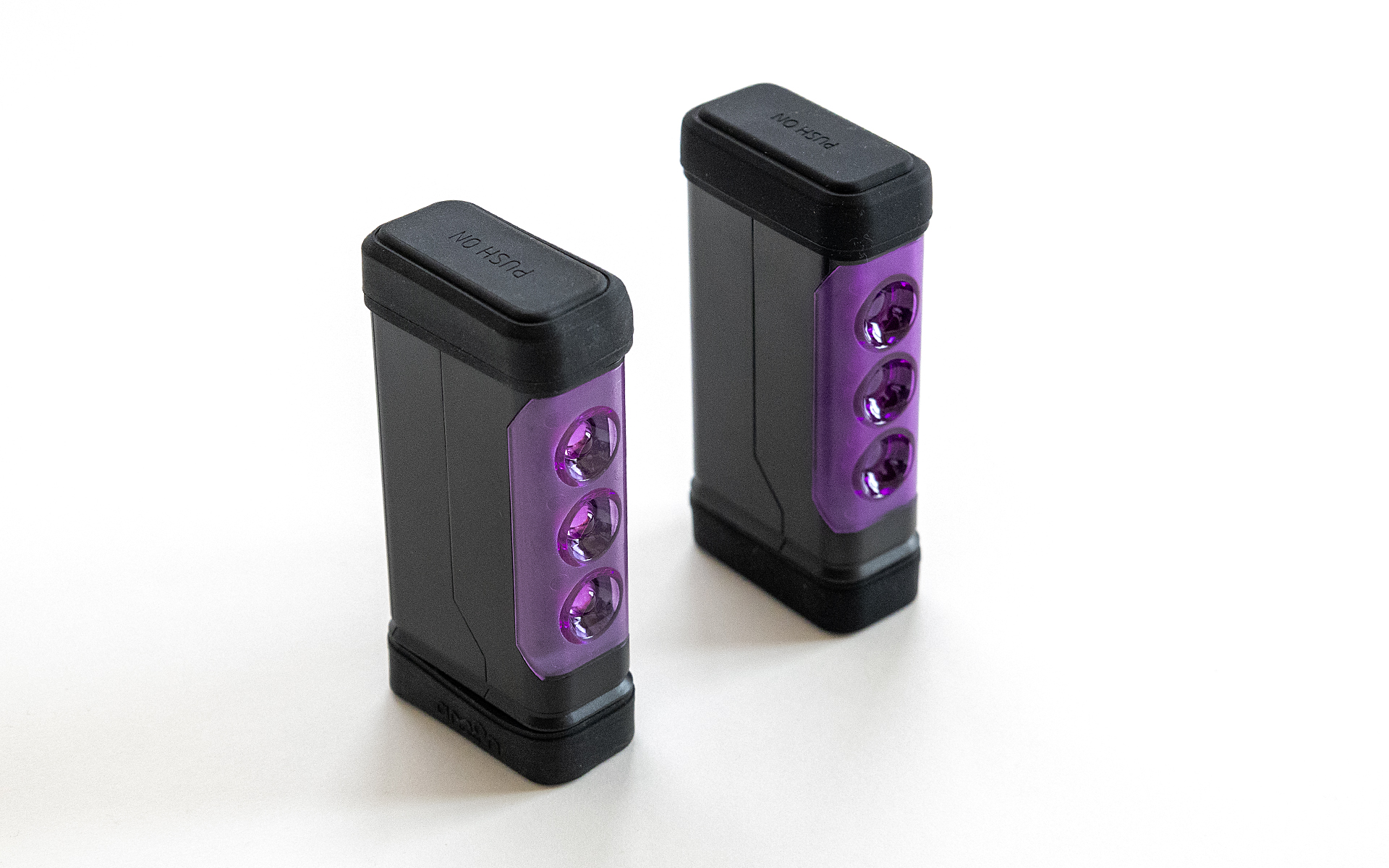 手前が第2世代。パッケージから出してしまうと違いはほぼ分からない。構造的な見分け方はスイッチ部のプッシュの書体の違いや電池の入れ方が違っているところくらい