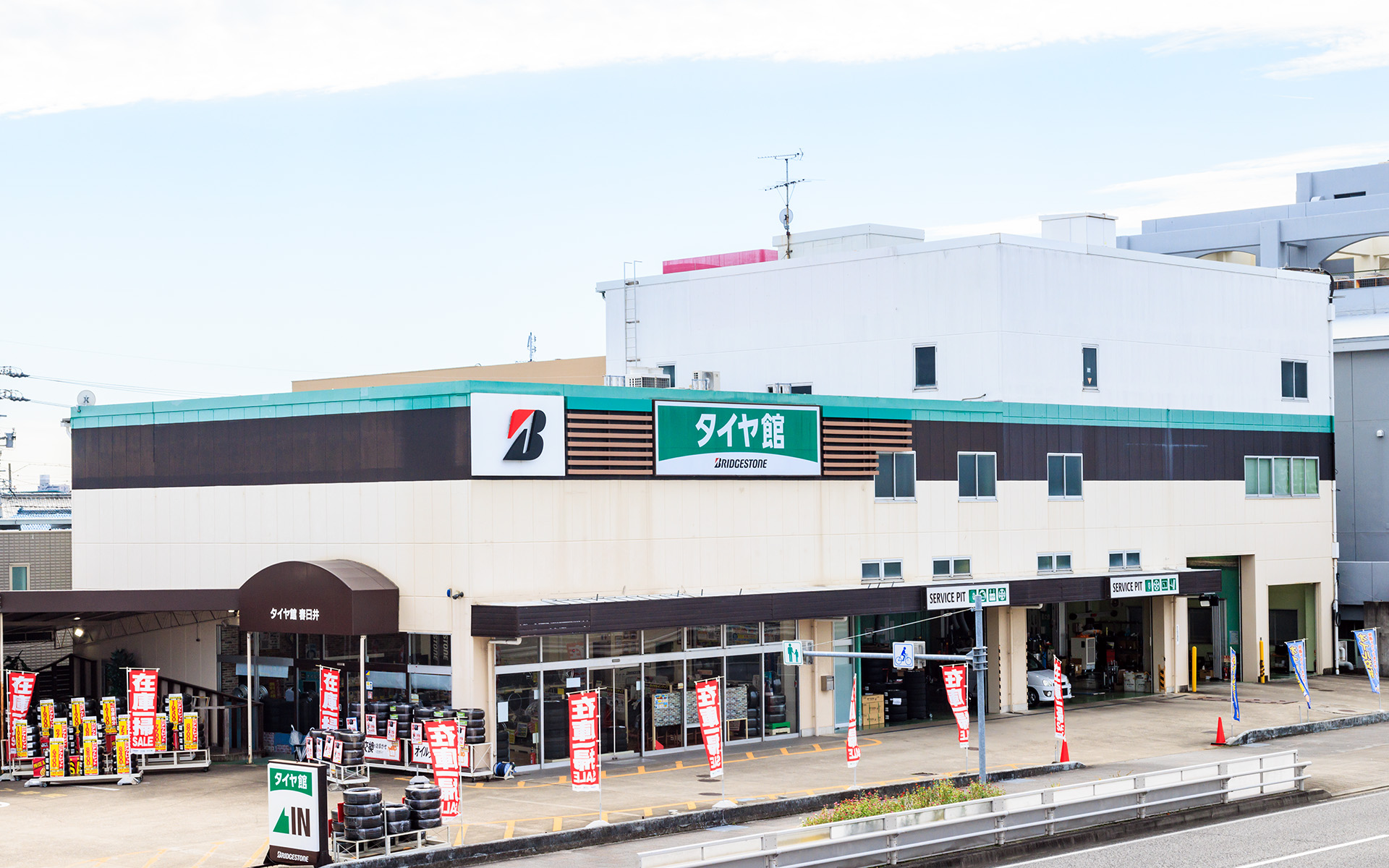 今回ブリザック VRX3の装着をお願いしたのは愛知県春日井市にある「タイヤ館 春日井」。サマー/スタッドレスタイヤの用意はもちろん、3Dアライメントテスタ－を完備するなど足まわり全般の相談に快くのってくれる。また、ブリヂストンが特許技術を持つ「B-SYSTEMセンタリングマシン」も用意。この機器を取り付けることでタイヤに振動を与え、ホイールがしっかりとセンターに合わさった状態でナットを締め込むことができる