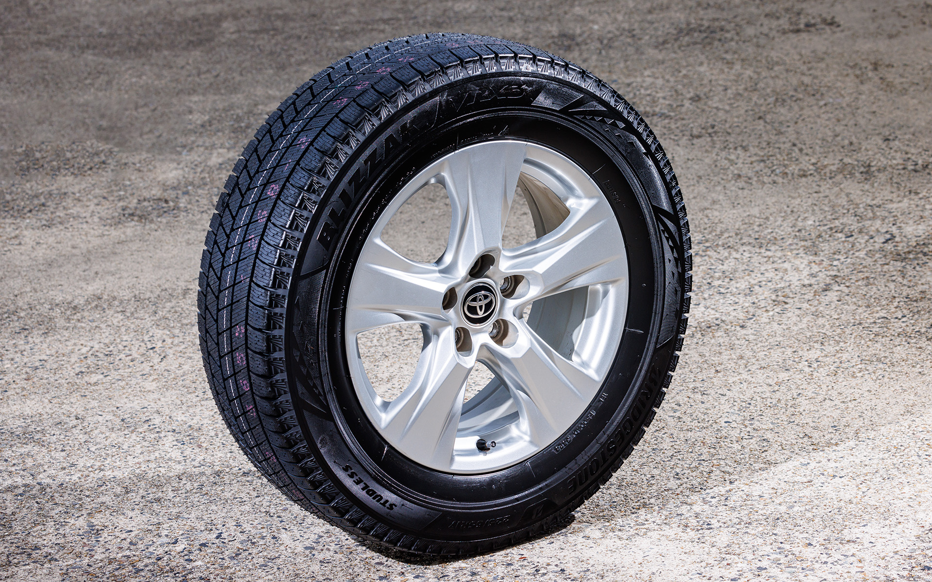 ブリヂストンのスタッドレスタイヤを支える独自技術「発泡ゴム」をさらに進化させた「フレキシブル発泡ゴム」と新トレッドパタン技術を採用し、ブリザック VRX2から氷上でのブレーキ性能を20％向上。また、トレッド変形を抑制・接地圧を均一化することで摩耗ライフを17％向上させたほか、ゴムの経年による硬化を抑制する「ロングステイブルポリマー」を配合することで発泡ゴムの柔らかさをさらに持続させ、経年によるゴムの硬化によって氷上性能が低下することを抑制している（※）