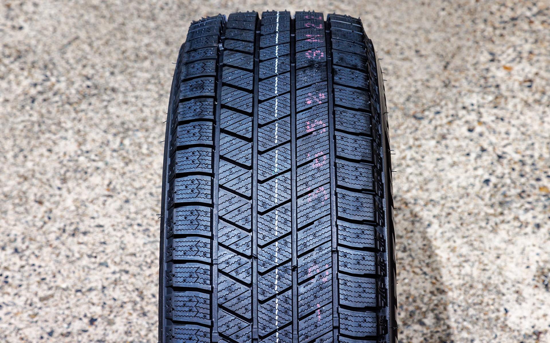 ブリヂストンのスタッドレスタイヤを支える独自技術「発泡ゴム」をさらに進化させた「フレキシブル発泡ゴム」と新トレッドパタン技術を採用し、ブリザック VRX2から氷上でのブレーキ性能を20％向上。また、トレッド変形を抑制・接地圧を均一化することで摩耗ライフを17％向上させたほか、ゴムの経年による硬化を抑制する「ロングステイブルポリマー」を配合することで発泡ゴムの柔らかさをさらに持続させ、経年によるゴムの硬化によって氷上性能が低下することを抑制している（※）