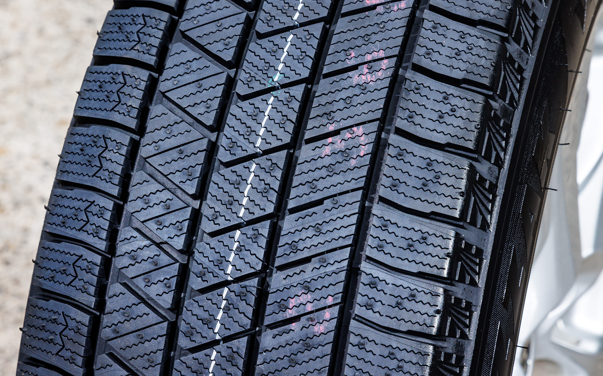 ブリヂストンのスタッドレスタイヤを支える独自技術「発泡ゴム」をさらに進化させた「フレキシブル発泡ゴム」と新トレッドパタン技術を採用し、ブリザック VRX2から氷上でのブレーキ性能を20％向上。また、トレッド変形を抑制・接地圧を均一化することで摩耗ライフを17％向上させたほか、ゴムの経年による硬化を抑制する「ロングステイブルポリマー」を配合することで発泡ゴムの柔らかさをさらに持続させ、経年によるゴムの硬化によって氷上性能が低下することを抑制している（※）