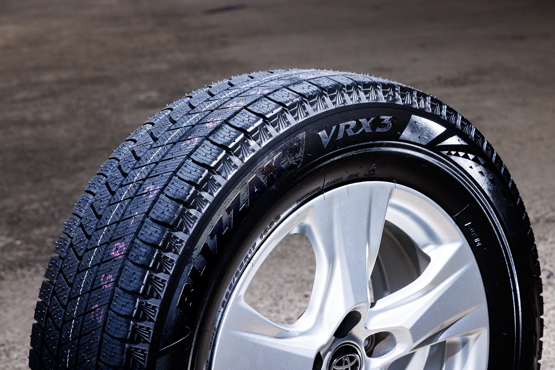 ブリヂストンのスタッドレスタイヤを支える独自技術「発泡ゴム」をさらに進化させた「フレキシブル発泡ゴム」と新トレッドパタン技術を採用し、ブリザック VRX2から氷上でのブレーキ性能を20％向上。また、トレッド変形を抑制・接地圧を均一化することで摩耗ライフを17％向上させたほか、ゴムの経年による硬化を抑制する「ロングステイブルポリマー」を配合することで発泡ゴムの柔らかさをさらに持続させ、経年によるゴムの硬化によって氷上性能が低下することを抑制している（※）
