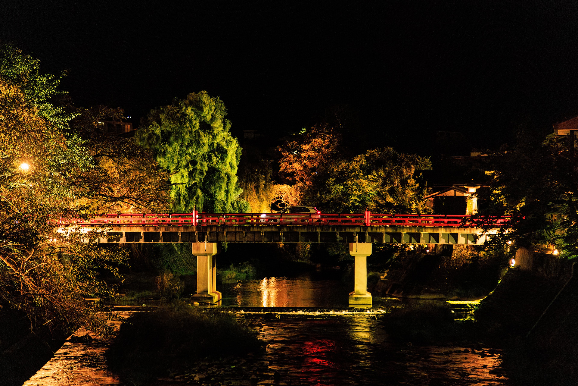 古い町並みは昼のみならず夜のライトアップも見どころ