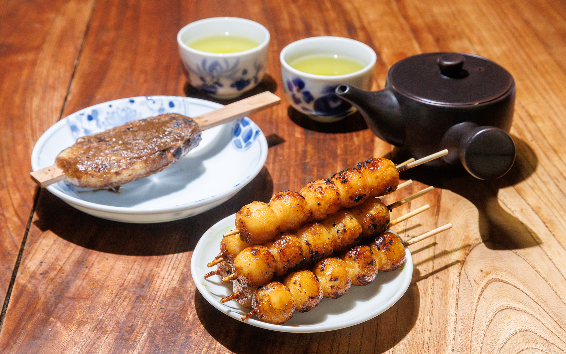 宮川朝市の一角にある「町家カフェ 福太郎」。カフェとともに新鮮野菜の販売や宿泊施設の運営も行なっている。今回は郷土食材の「あぶらえ」（荏胡麻）をすりつぶしたものをタレに使っている「五平餅」（250円/本）、店主自らが栽培・収穫したコシヒカリを原料に使っている「みたらしだんご」（70円/本）、冬の定番スイーツ「ぜんざい」（500円）を楽しんだ