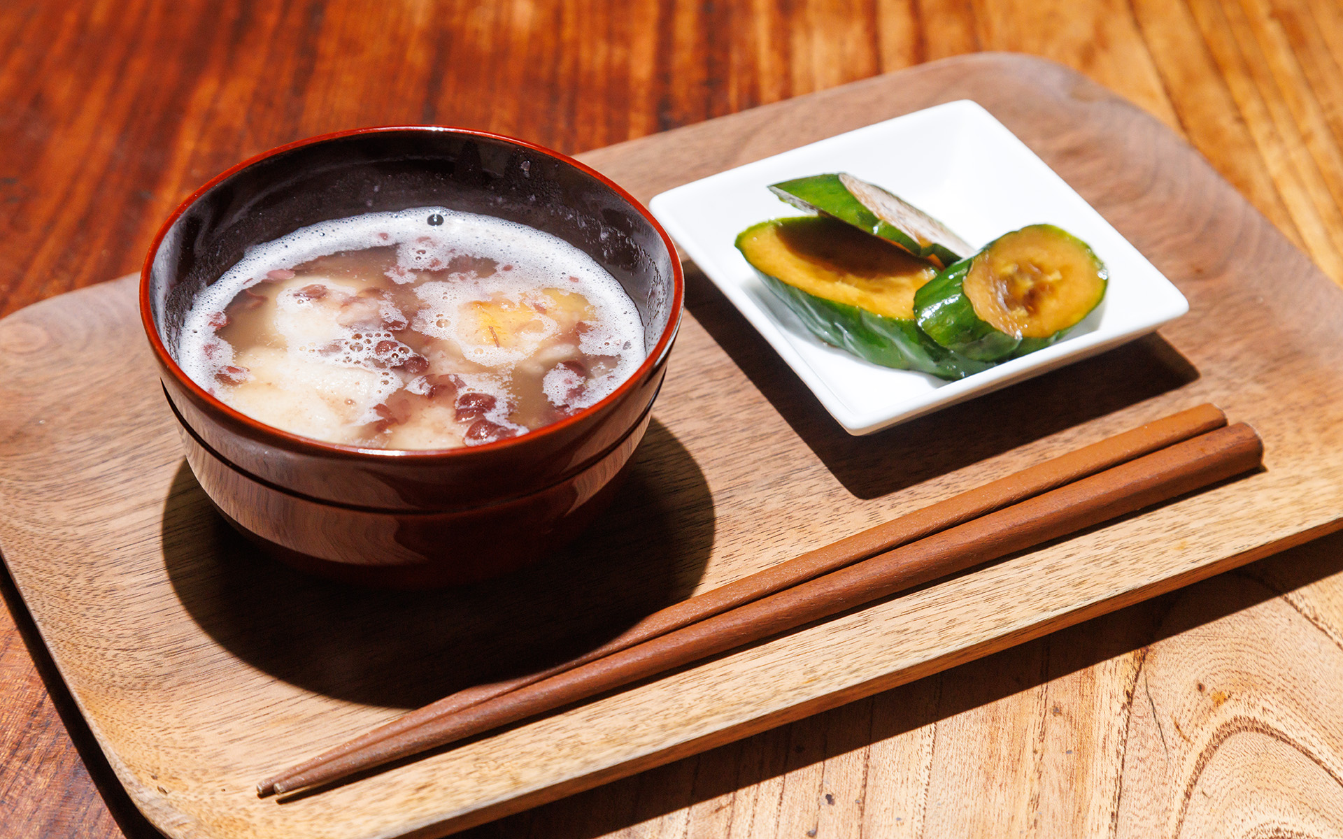 宮川朝市の一角にある「町家カフェ 福太郎」。カフェとともに新鮮野菜の販売や宿泊施設の運営も行なっている。今回は郷土食材の「あぶらえ」（荏胡麻）をすりつぶしたものをタレに使っている「五平餅」（250円/本）、店主自らが栽培・収穫したコシヒカリを原料に使っている「みたらしだんご」（70円/本）、冬の定番スイーツ「ぜんざい」（500円）を楽しんだ