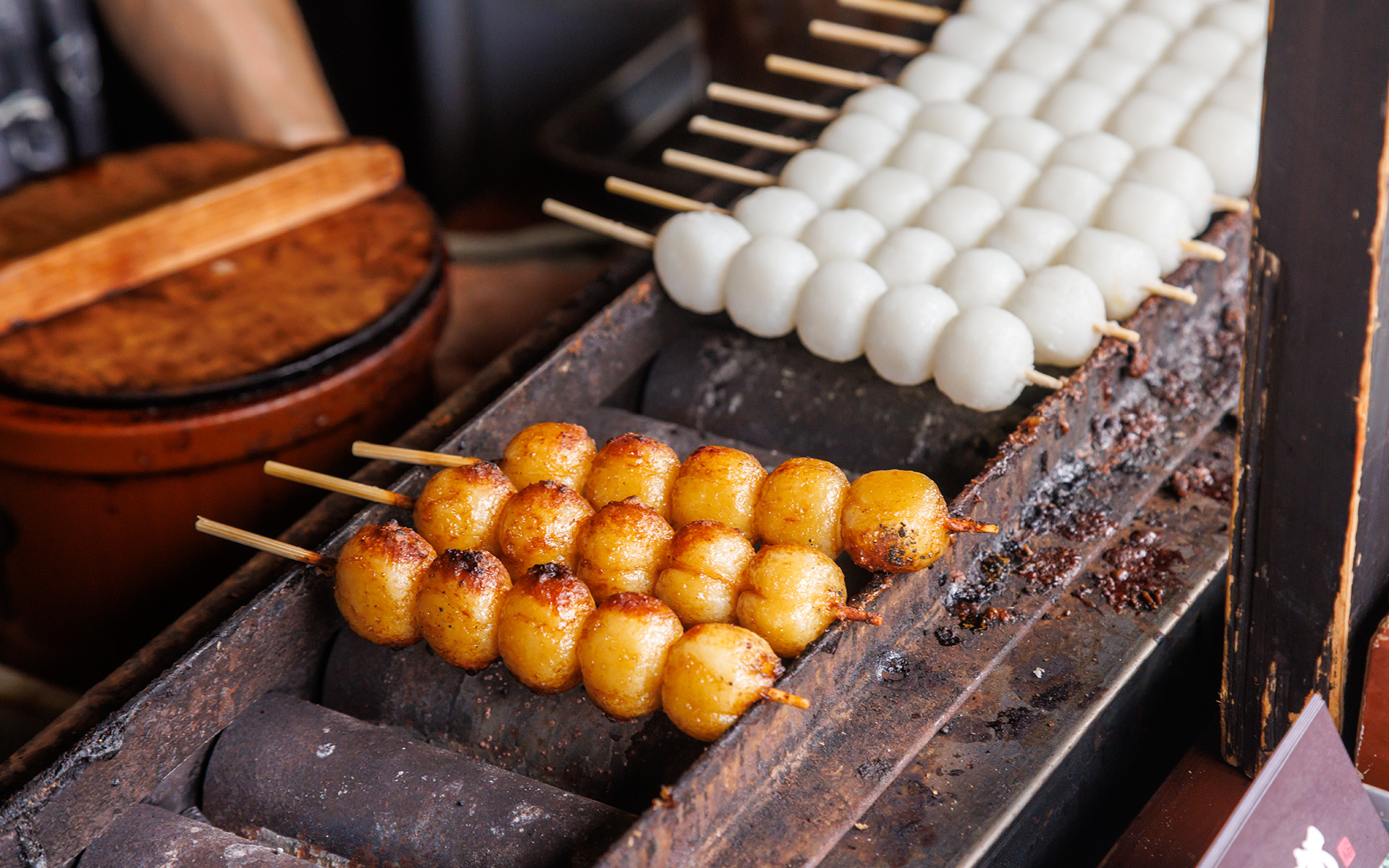 宮川朝市の一角にある「町家カフェ 福太郎」。カフェとともに新鮮野菜の販売や宿泊施設の運営も行なっている。今回は郷土食材の「あぶらえ」（荏胡麻）をすりつぶしたものをタレに使っている「五平餅」（250円/本）、店主自らが栽培・収穫したコシヒカリを原料に使っている「みたらしだんご」（70円/本）、冬の定番スイーツ「ぜんざい」（500円）を楽しんだ