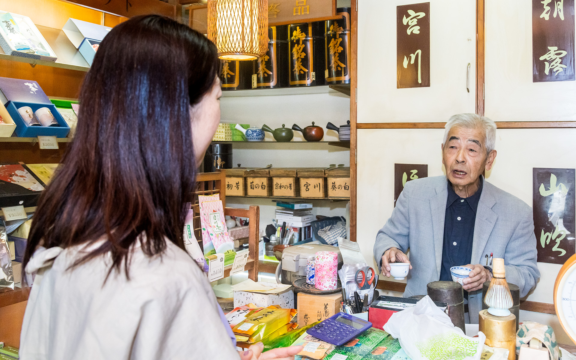 おいしいお茶がいただける「宮川園」では白川茶についてご主人の羽根朋昭さんが気さくに教えてくれた。ここでおすすめなのが本格抹茶ソフトクリーム（300円）。最初のひと口はそのまま食べ、ふた口目に抹茶を振りかけて食するという味変が楽しめる逸品