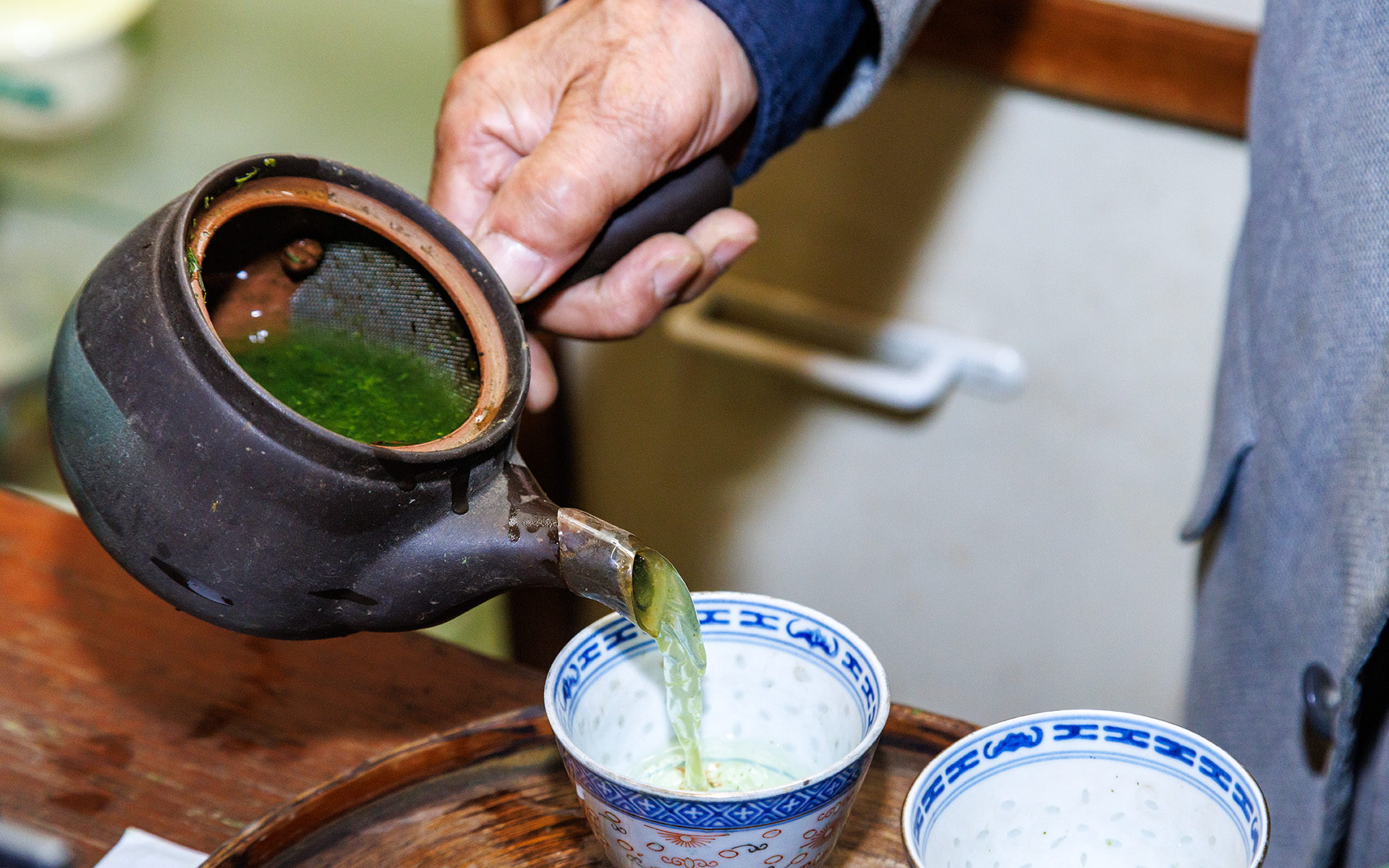 おいしいお茶がいただける「宮川園」では白川茶についてご主人の羽根朋昭さんが気さくに教えてくれた。ここでおすすめなのが本格抹茶ソフトクリーム（300円）。最初のひと口はそのまま食べ、ふた口目に抹茶を振りかけて食するという味変が楽しめる逸品
