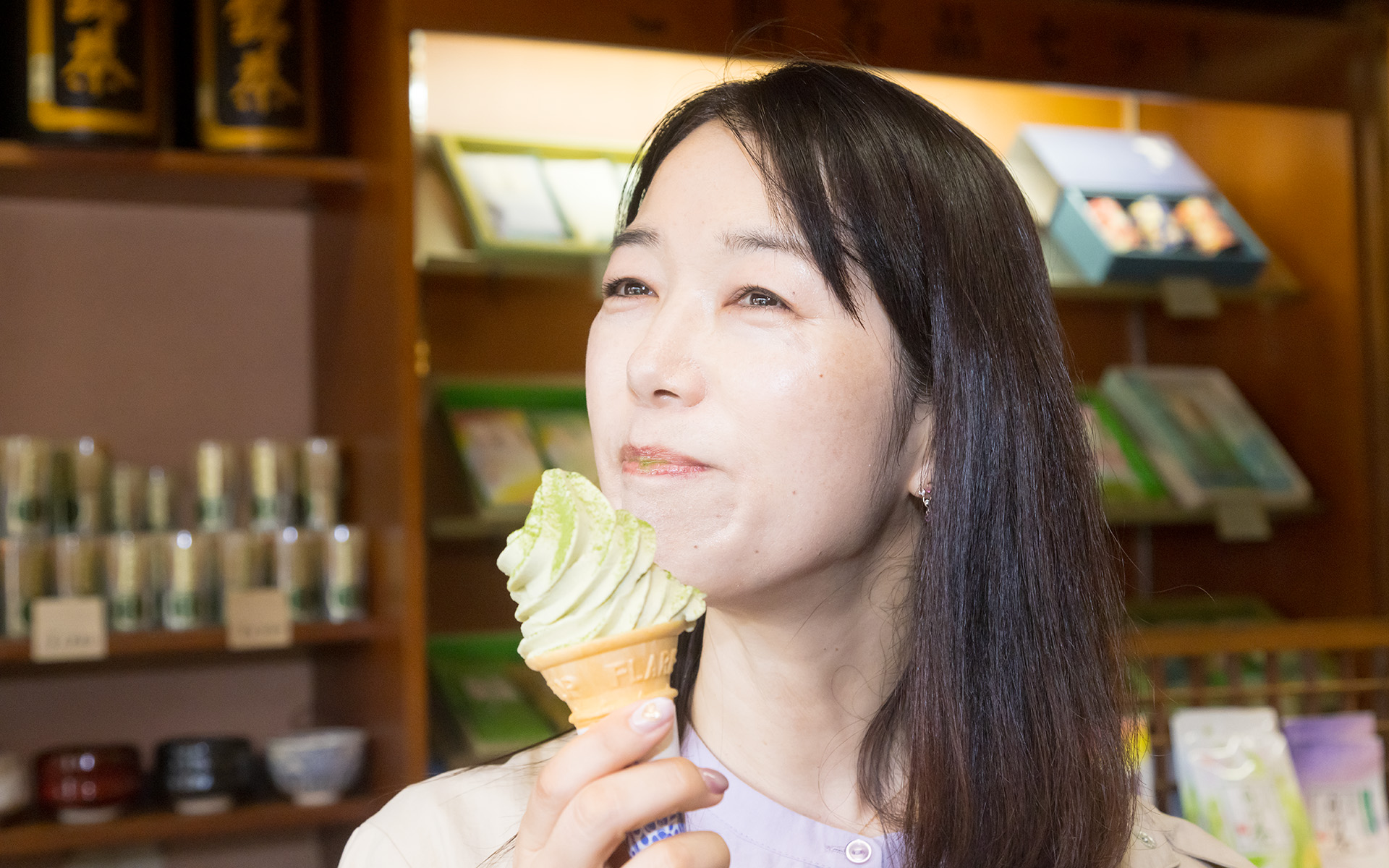 おいしいお茶がいただける「宮川園」では白川茶についてご主人の羽根朋昭さんが気さくに教えてくれた。ここでおすすめなのが本格抹茶ソフトクリーム（300円）。最初のひと口はそのまま食べ、ふた口目に抹茶を振りかけて食するという味変が楽しめる逸品