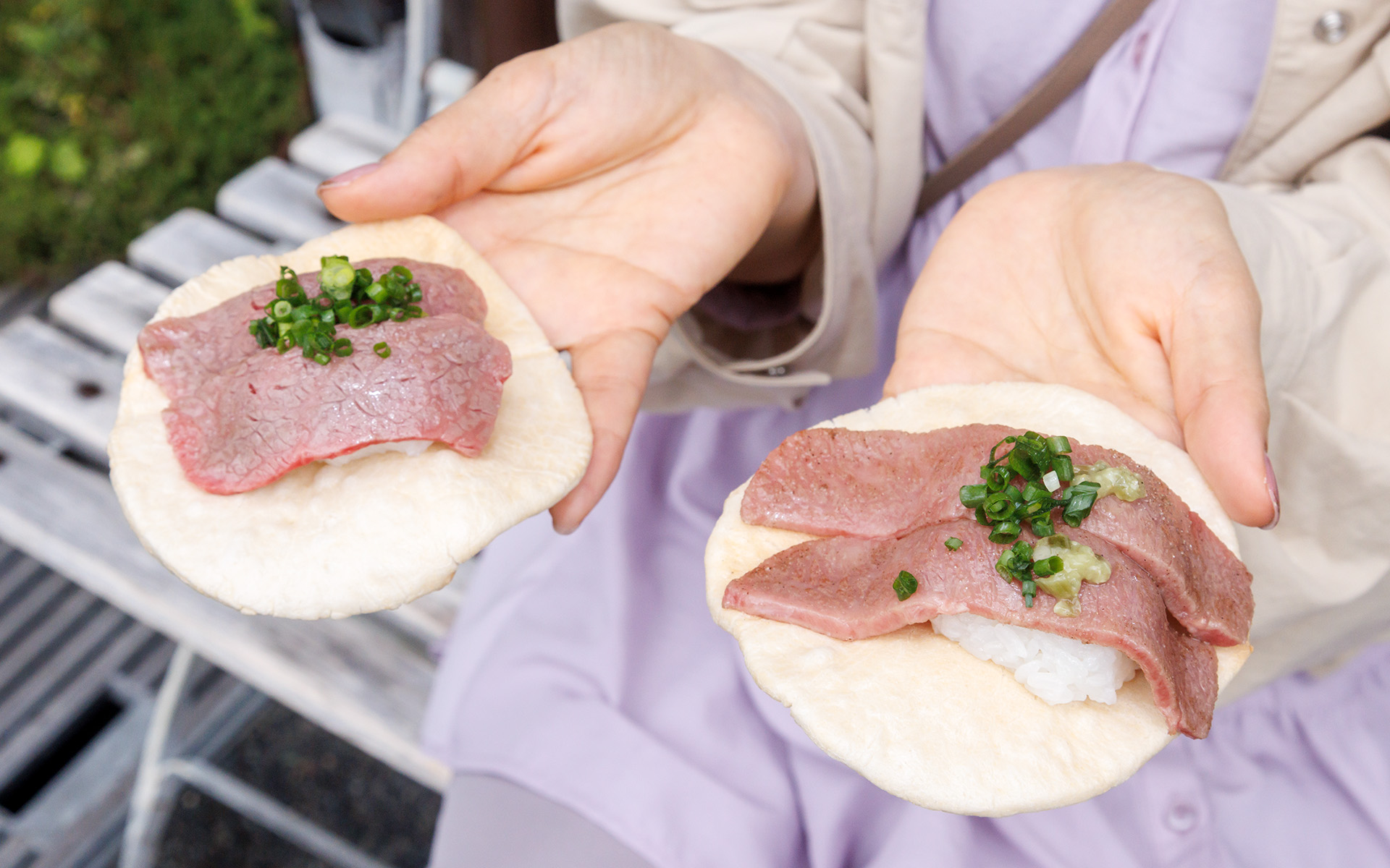 今回テイクアウトしたのは「飛騨牛てらてら焼き握り寿司」。赤身の「銅」（2貫/700円）、中トロの「銀」（2貫/800円）、大トロの「金」（2貫/1000円）を用意。銅も金も柔らかくジューシー、口の中いっぱいに肉のうまみが広がる。この飛騨牛を使った握り寿司を提供するお店は古い町並みに数多くあるが、どのお店も行列ができる人気ぶりだった