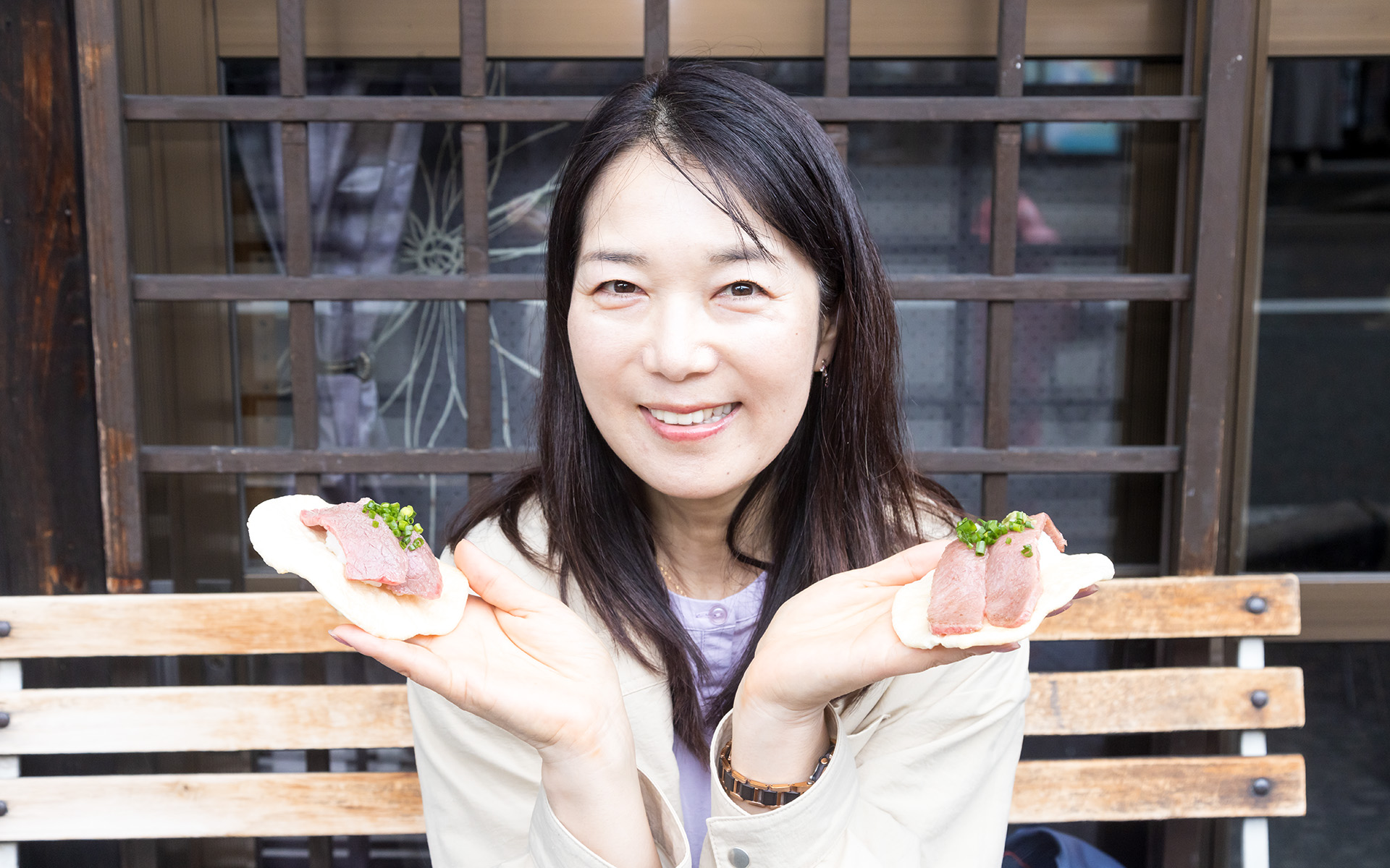 今回テイクアウトしたのは「飛騨牛てらてら焼き握り寿司」。赤身の「銅」（2貫/700円）、中トロの「銀」（2貫/800円）、大トロの「金」（2貫/1000円）を用意。銅も金も柔らかくジューシー、口の中いっぱいに肉のうまみが広がる。この飛騨牛を使った握り寿司を提供するお店は古い町並みに数多くあるが、どのお店も行列ができる人気ぶりだった