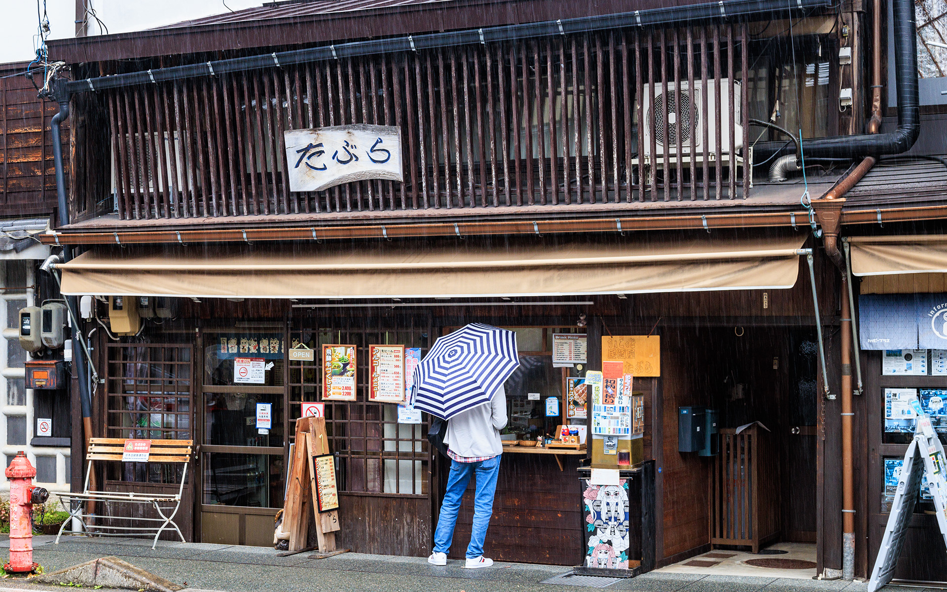 朝市から少し離れた、古い町並みにある「たぶら」。飛騨牛メニューとしては「飛騨牛てらてら焼き握り寿司」や「飛騨牛ステーキ串」などをラインアップ