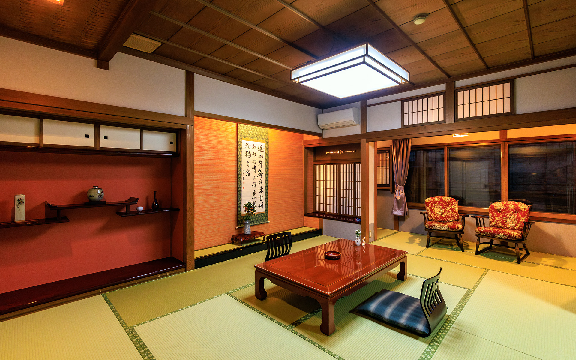 旅の締めは2024年に創業90年を迎えた老舗旅館「旅館田邊」。クラシカルな本館と趣向を凝らした造りの新館を用意し、いずれも和の趣を存分に楽しめる