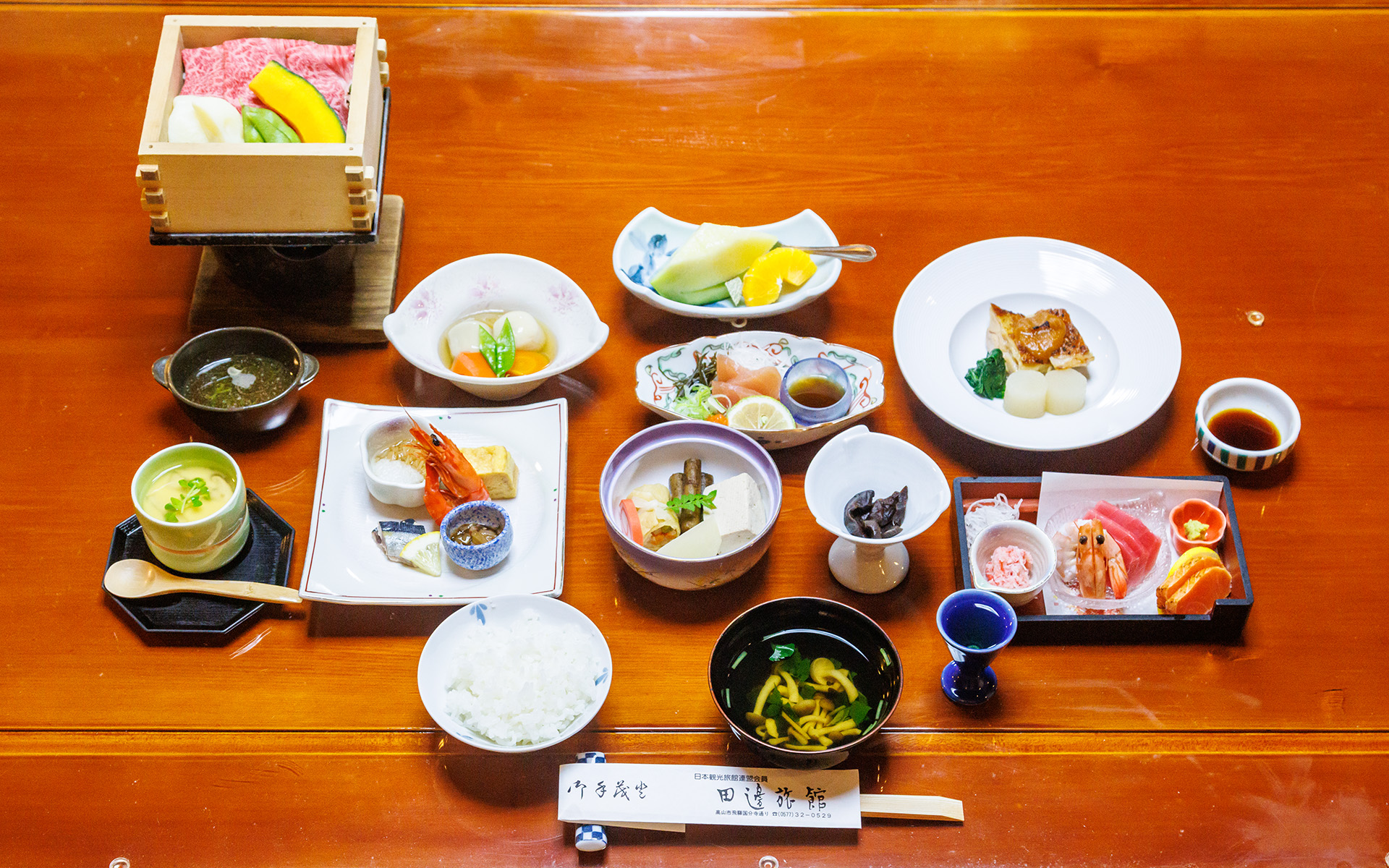 夕食の飛騨会席。A5等級の飛騨牛せいろ蒸し、銀杏や松茸が楽しめる茶碗蒸しなど、飛騨のごちそうが一堂に会した豪華メニュー