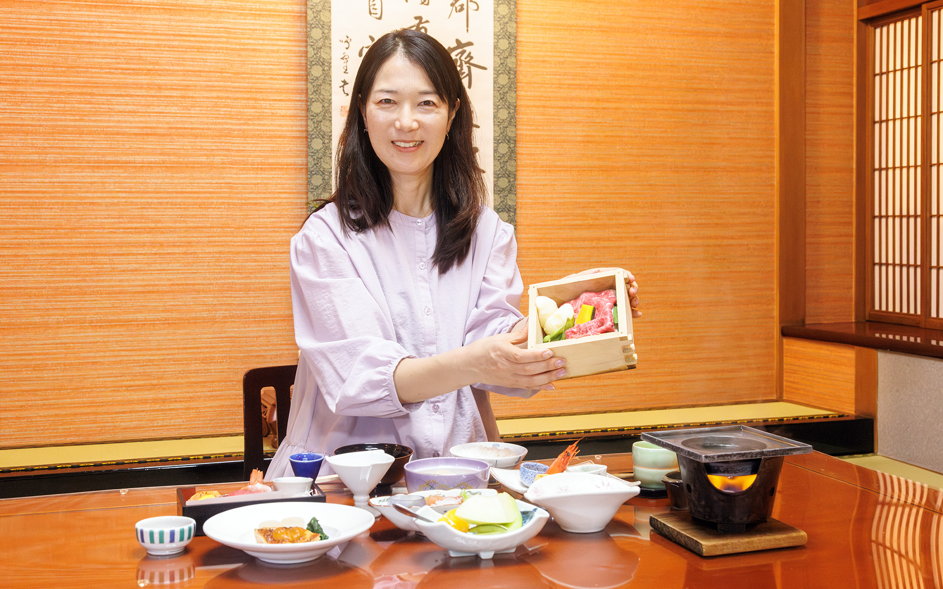 夕食の飛騨会席。A5等級の飛騨牛せいろ蒸し、銀杏や松茸が楽しめる茶碗蒸しなど、飛騨のごちそうが一堂に会した豪華メニュー