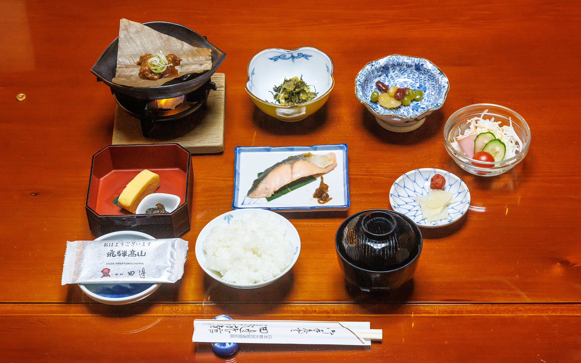 朝食にはもちろん朴葉味噌も