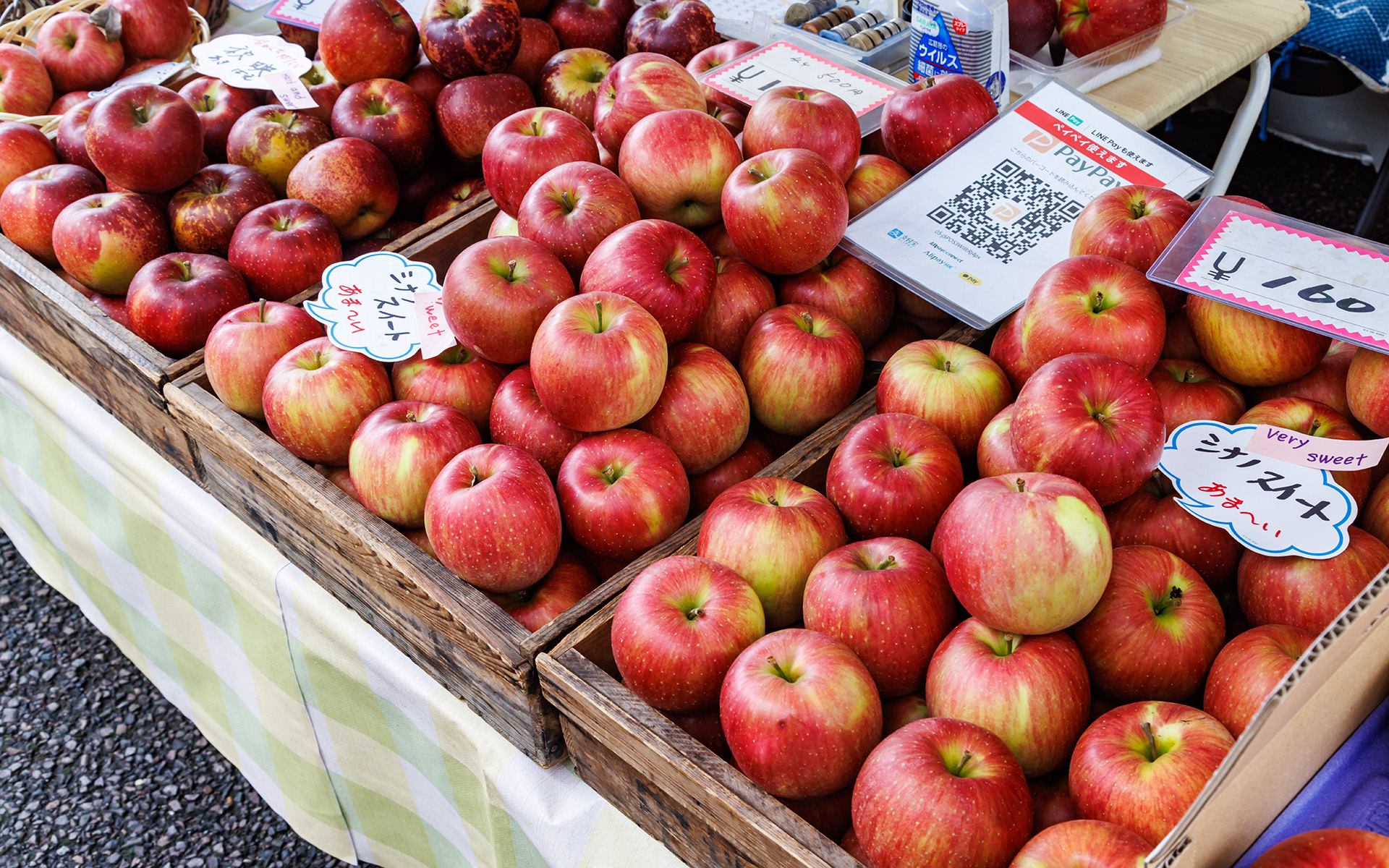 飛騨高山の朝市は、前述の宮川朝市とともに陣屋前広場の陣屋朝市も有名。飛騨高山の絶品りんごや郷土料理である朴葉（ほおば）味噌など、地元のさまざまな食材を買うことができる