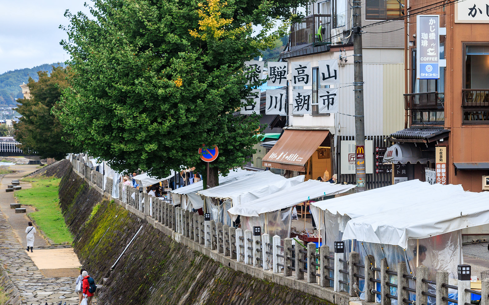 新鮮な野菜や果物、地元ならではのフードが楽しめる宮川朝市。営業時間は7時～12時で毎日開催（冬期間の12月～3月は8時～12時）