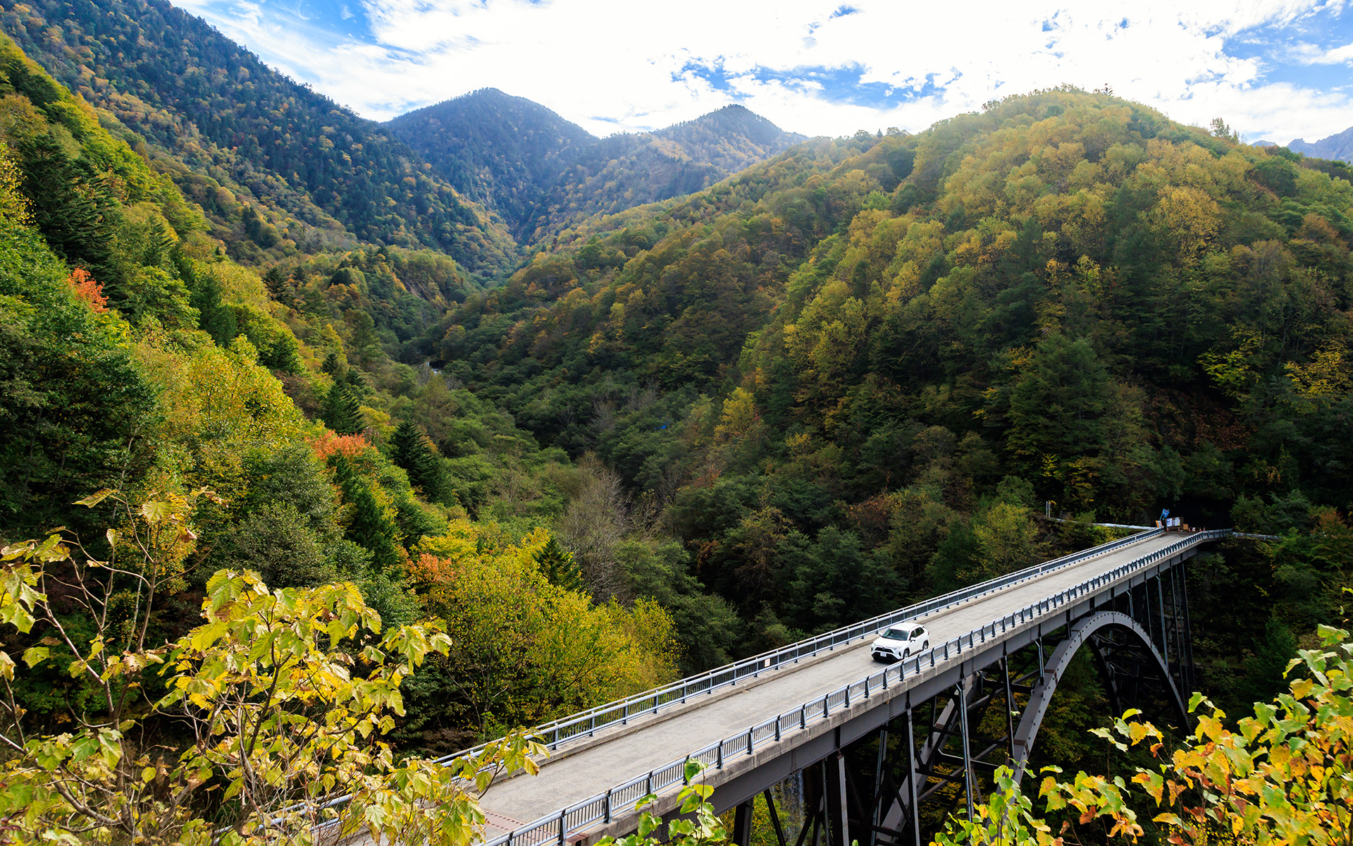 徐々に色づき始めた山々を見ながらドライブを楽しんだ