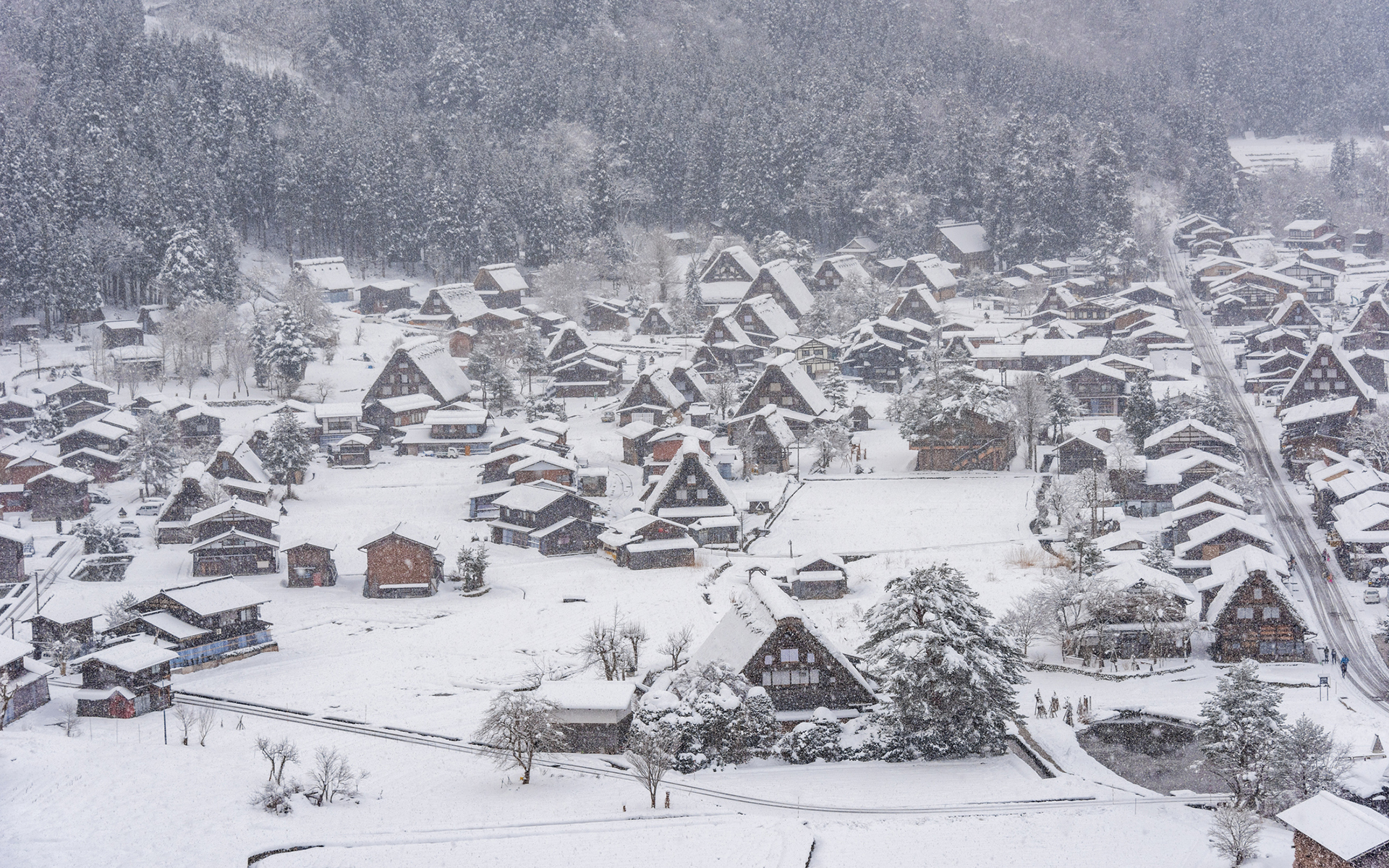 今回行った飛騨高山や白川郷も冬になればこのとおり。今回のようなドライ＆ウェット路面をしっかりこなしてくれ、冬場も安心して旅行ができるブリザック VRX3は頼もしい相棒になってくれるに違いない