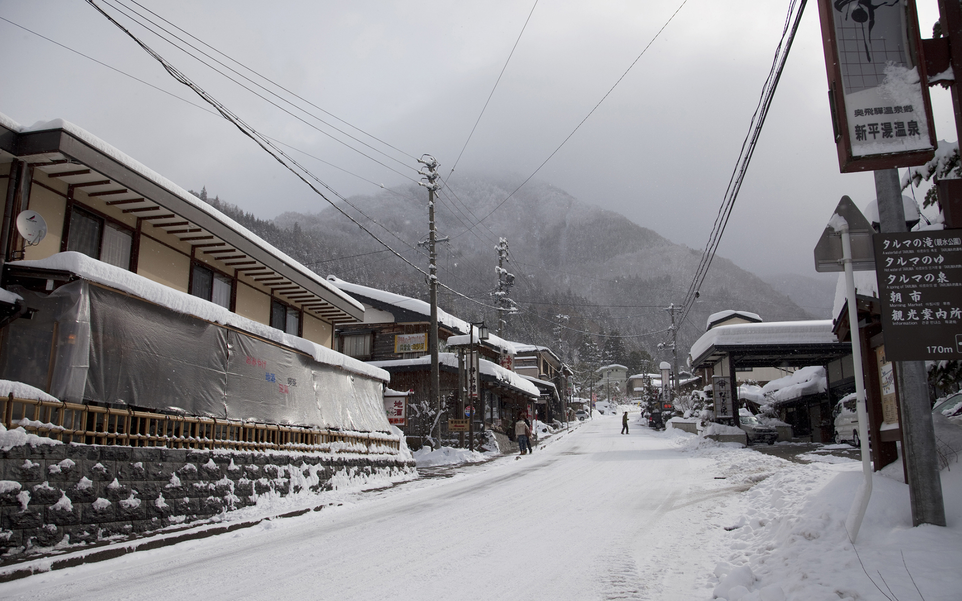 今回行った飛騨高山や白川郷も冬になればこのとおり。今回のようなドライ＆ウェット路面をしっかりこなしてくれ、冬場も安心して旅行ができるブリザック VRX3は頼もしい相棒になってくれるに違いない