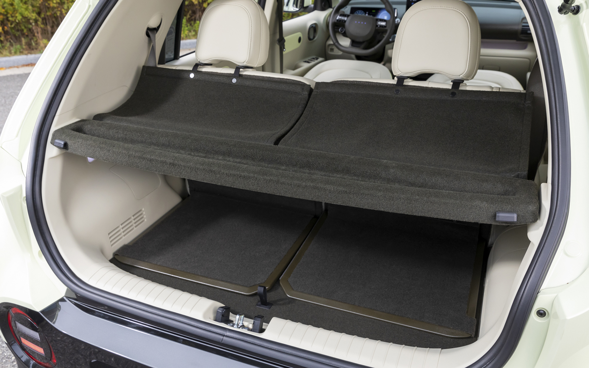 室内は前後に長く、後席は200mmのスライドが可能。トランクも281Lの容量が用意される