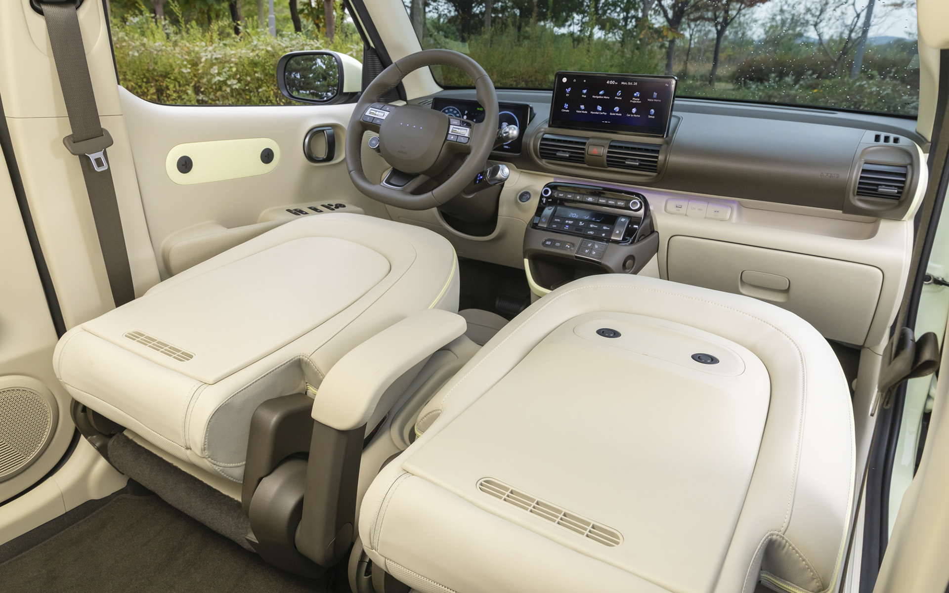 室内は前後に長く、後席は200mmのスライドが可能。トランクも281Lの容量が用意される