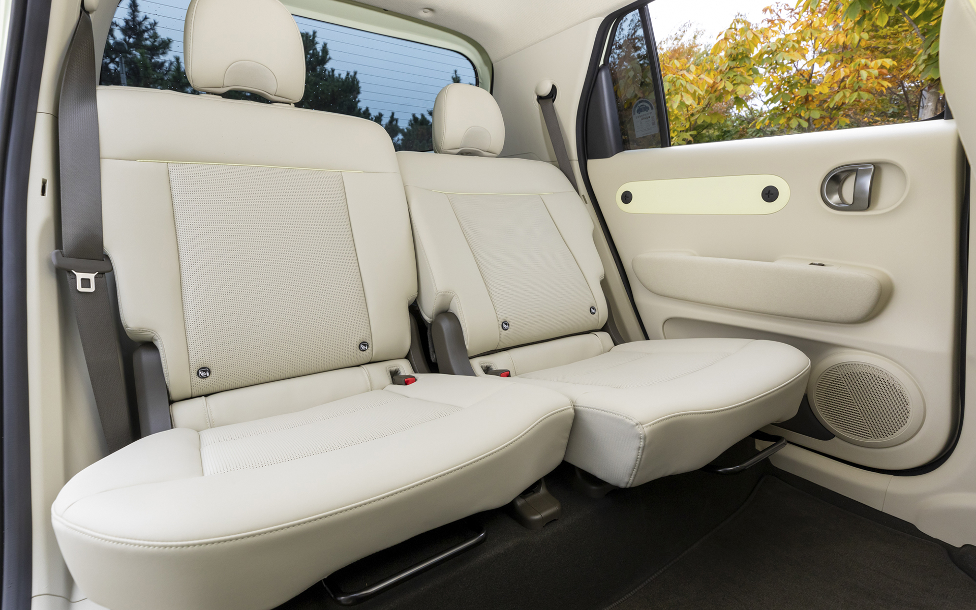 室内は前後に長く、後席は200mmのスライドが可能。トランクも281Lの容量が用意される