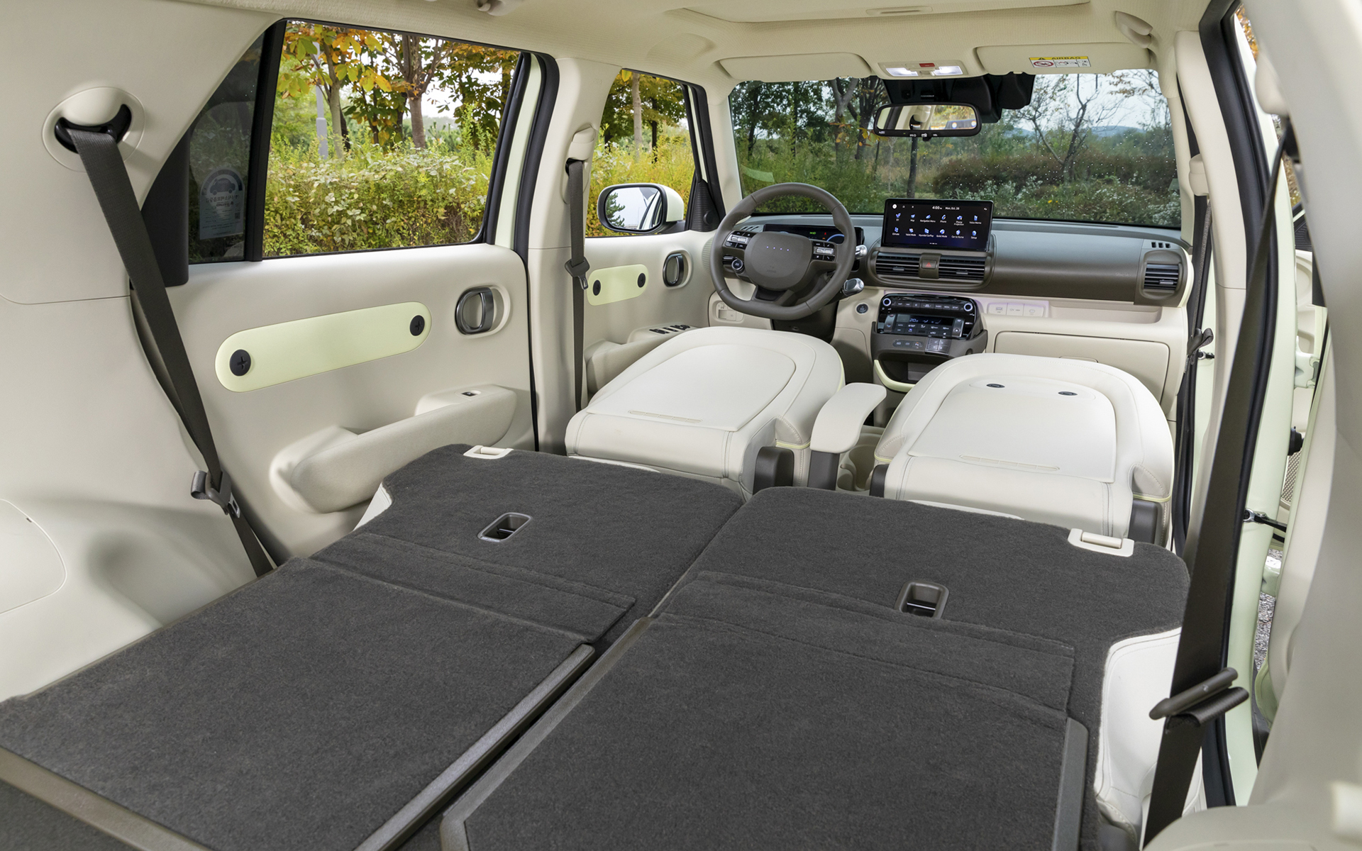 室内は前後に長く、後席は200mmのスライドが可能。トランクも281Lの容量が用意される