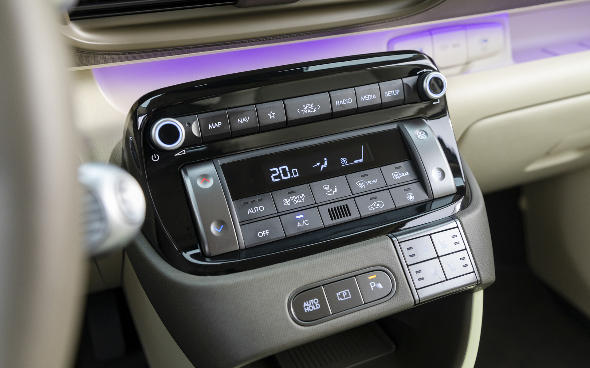 インスターのスイッチ類は使いやすく、シンプルな内装も好感が持てる