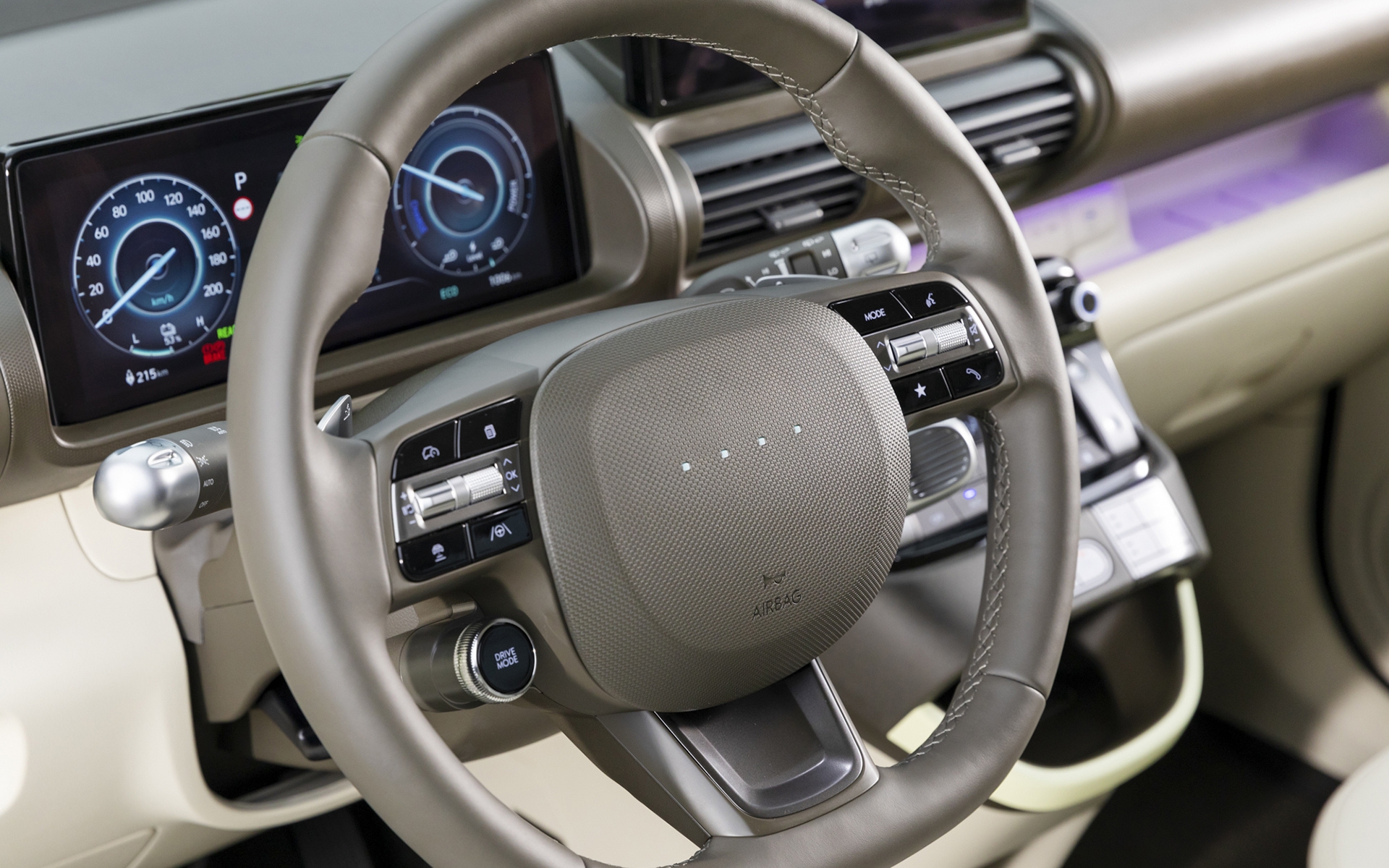 インスターのスイッチ類は使いやすく、シンプルな内装も好感が持てる