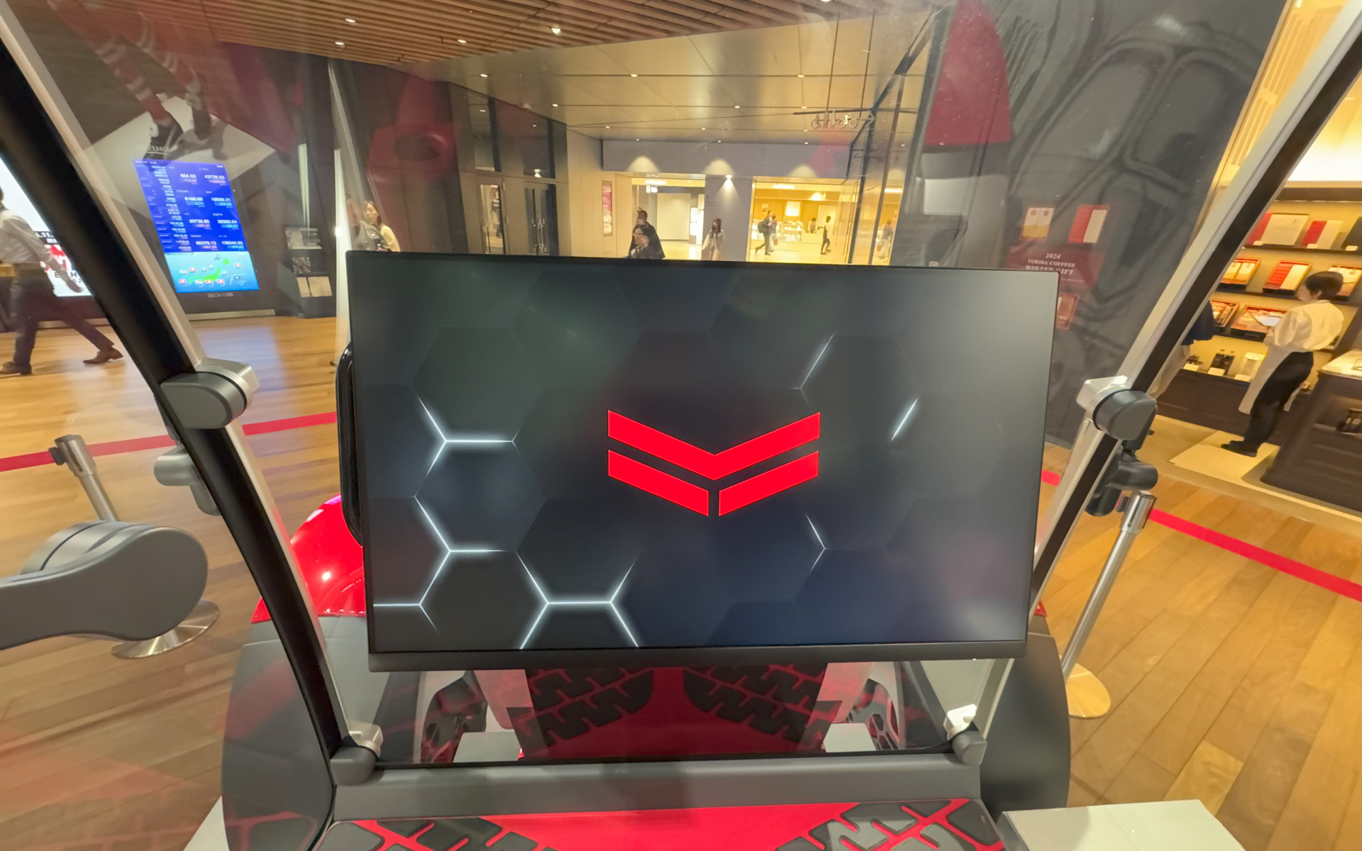 コックピットには大型ディスプレイを搭載している。ハンドルはない