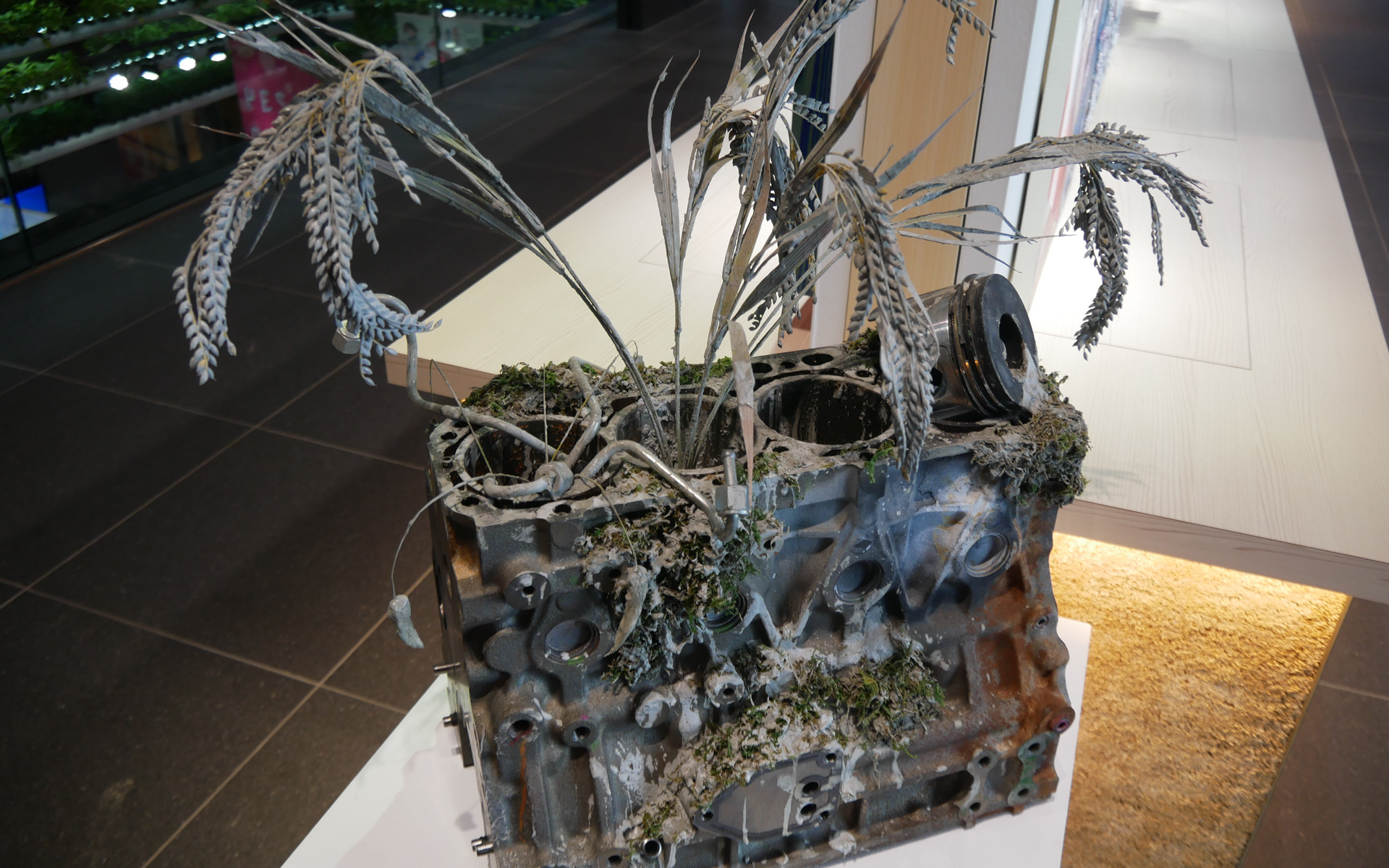 エンジンと稲を組み合わせた作品も展示