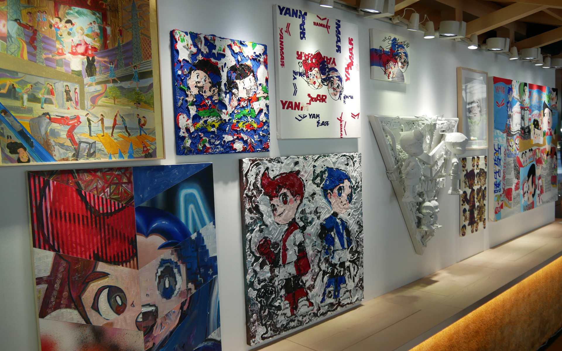 1階では「ヤン坊マー坊 ART EXHIBITION 2024」を開催。アーティストによる作品が展示されている