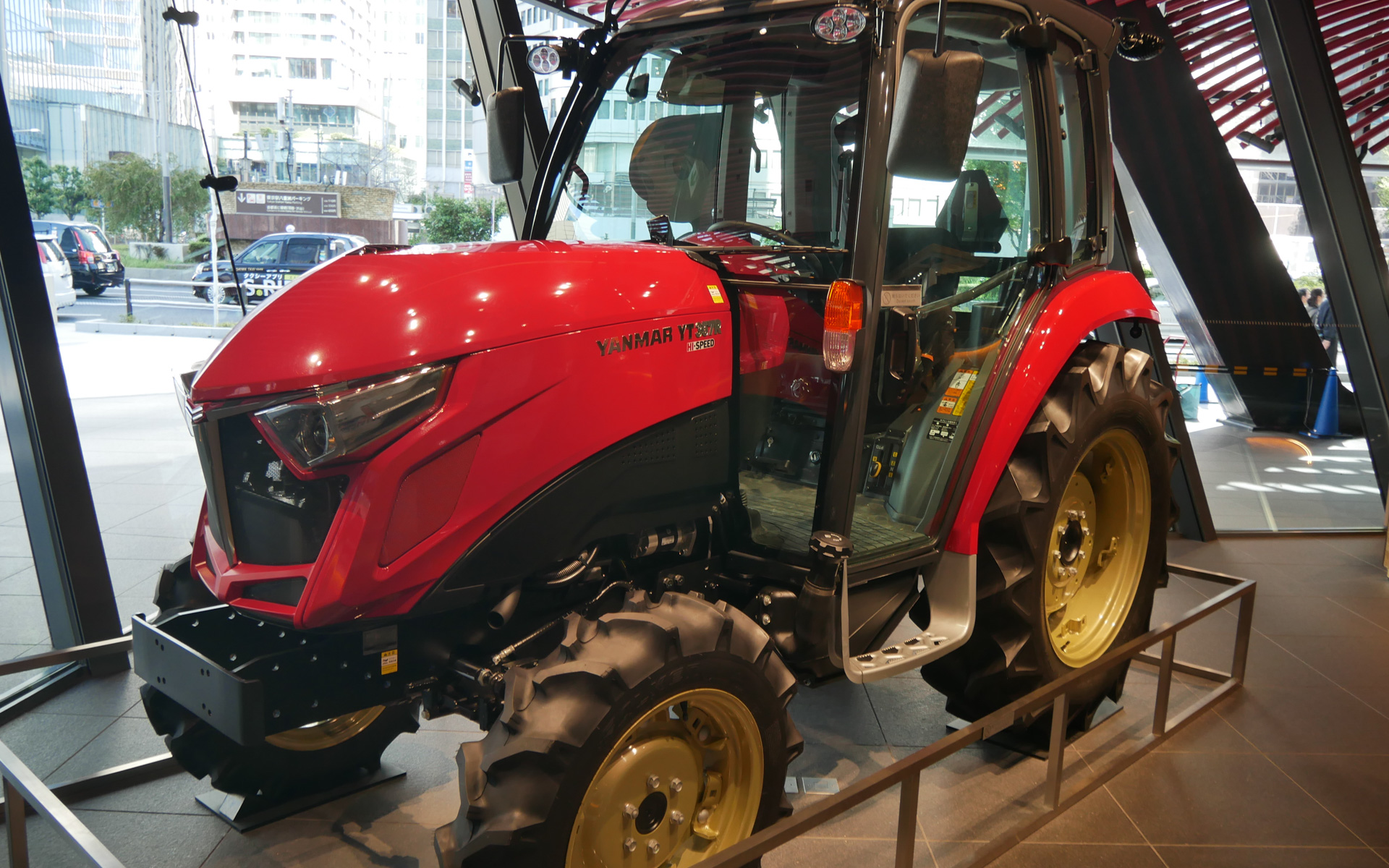1階にはトラクターの「YT357R」を展示