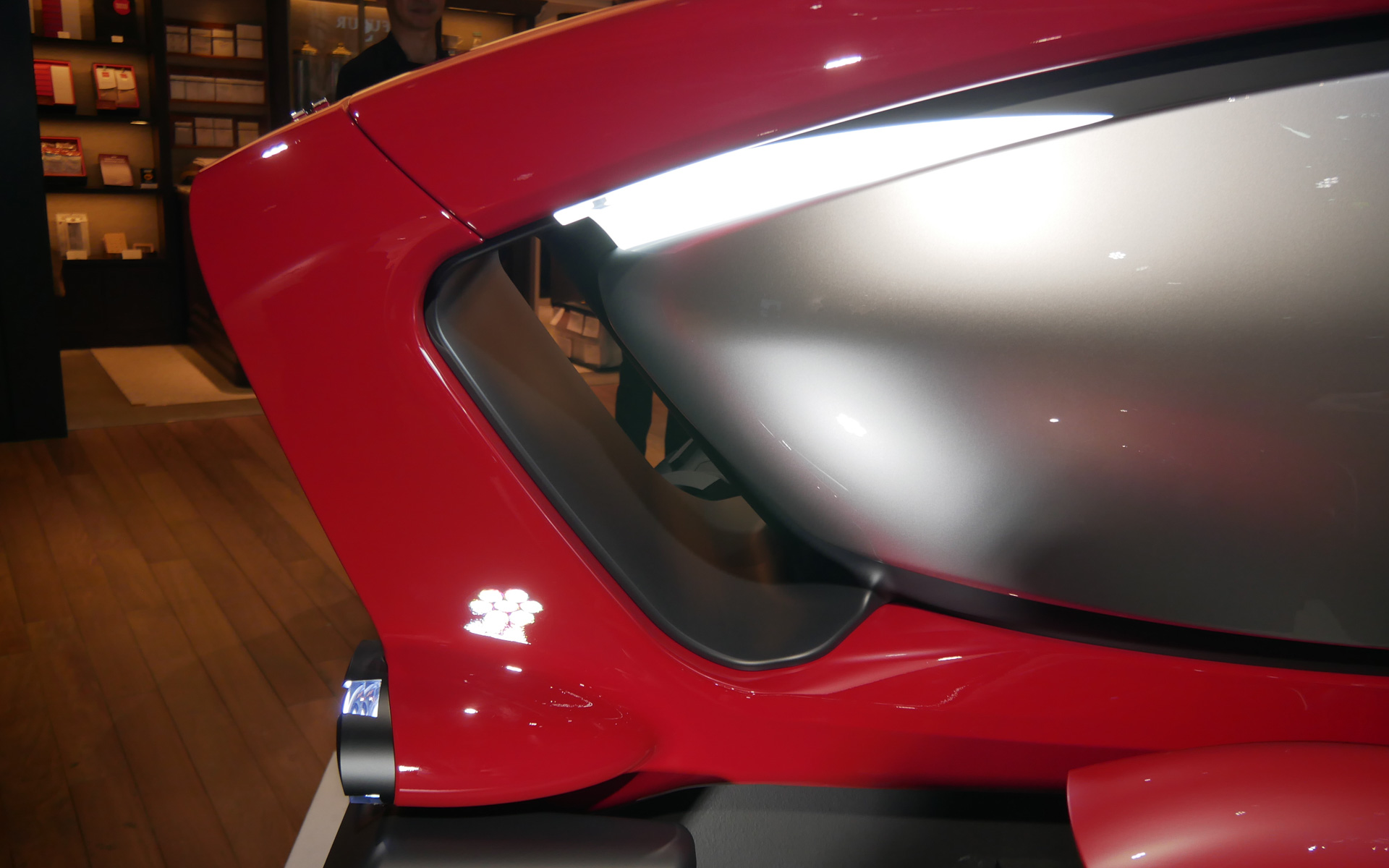 前方部分には空洞があり、冷却装置のレイアウトにも柔軟性を持たせることができる