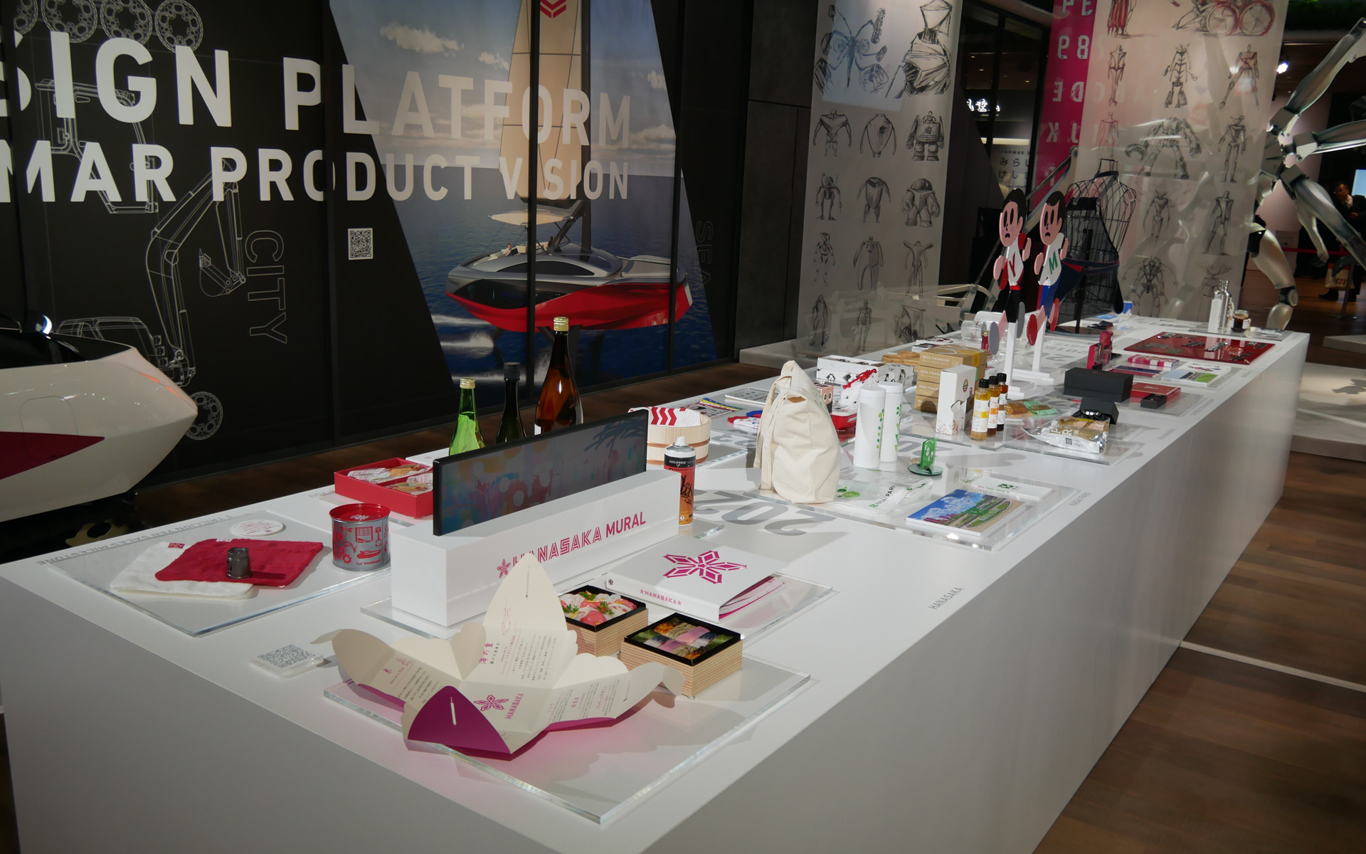 これまでに手がけた製品デザインやグラフィックデザイン、建築、パッケージデザインなにども展示した