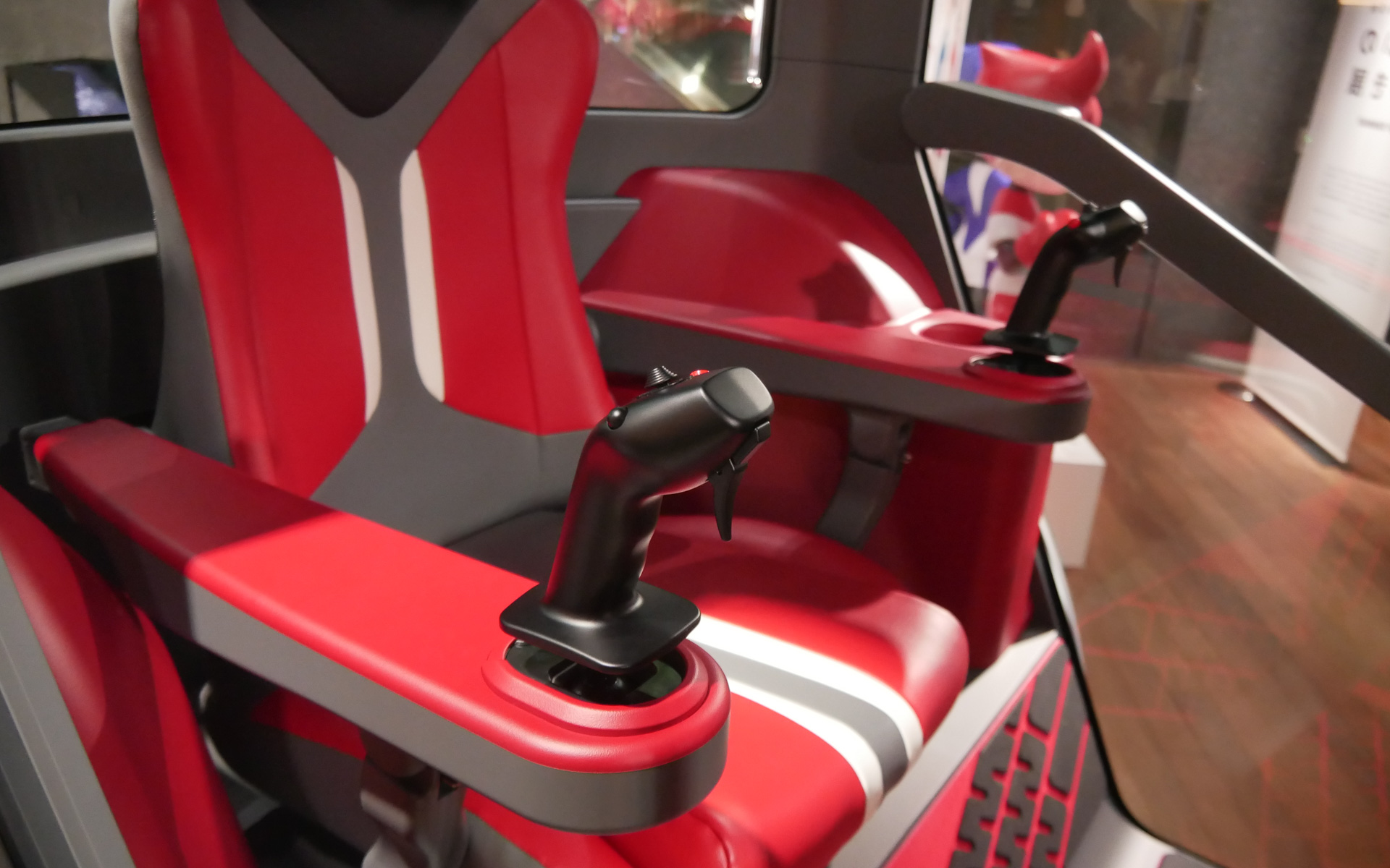 ハンドルの代わりに2つのレバーで操作する