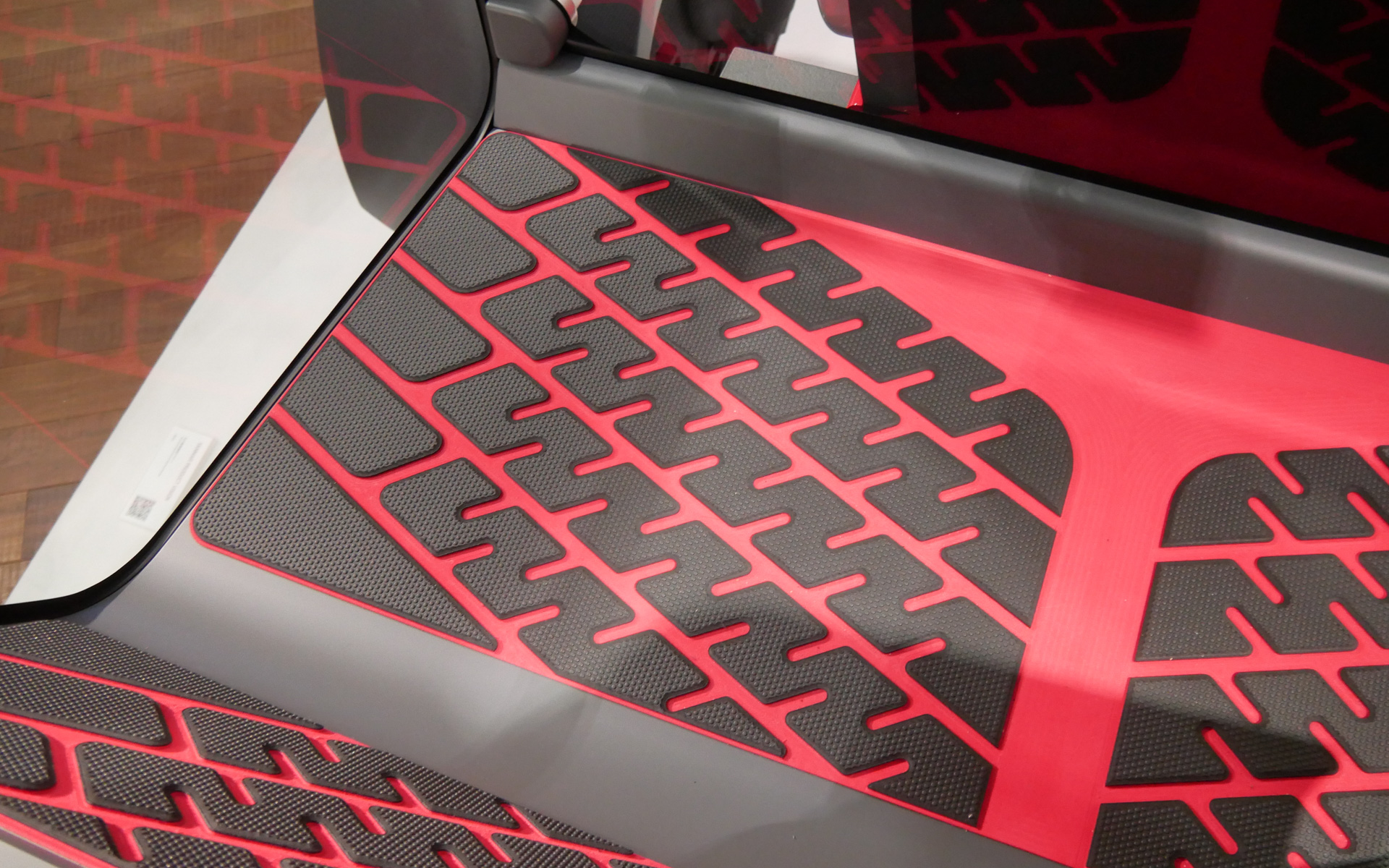 コックピットの床は滑り止めの工夫が施されている