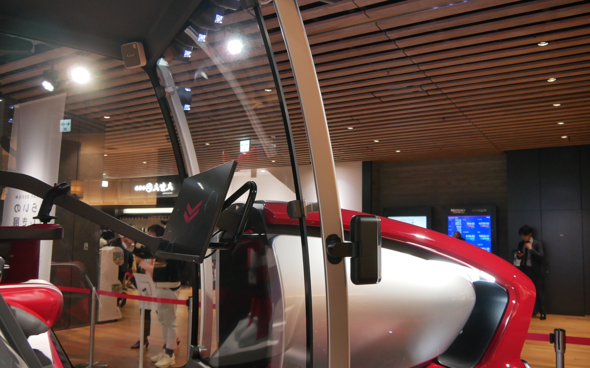 キャビンは外骨格フレーム方式を採用している