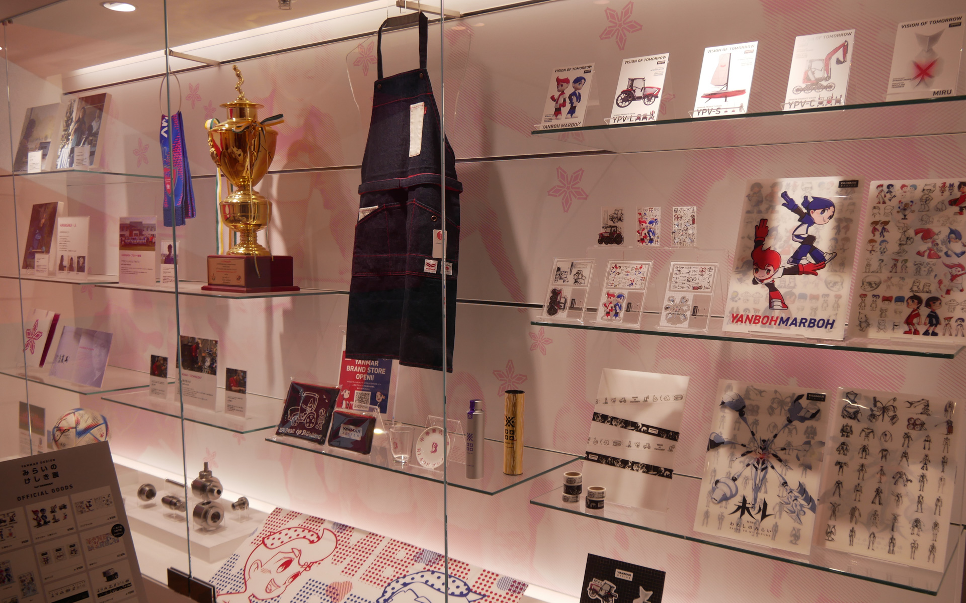 販売されているグッズ。ヤン坊マー坊のグッズもある。