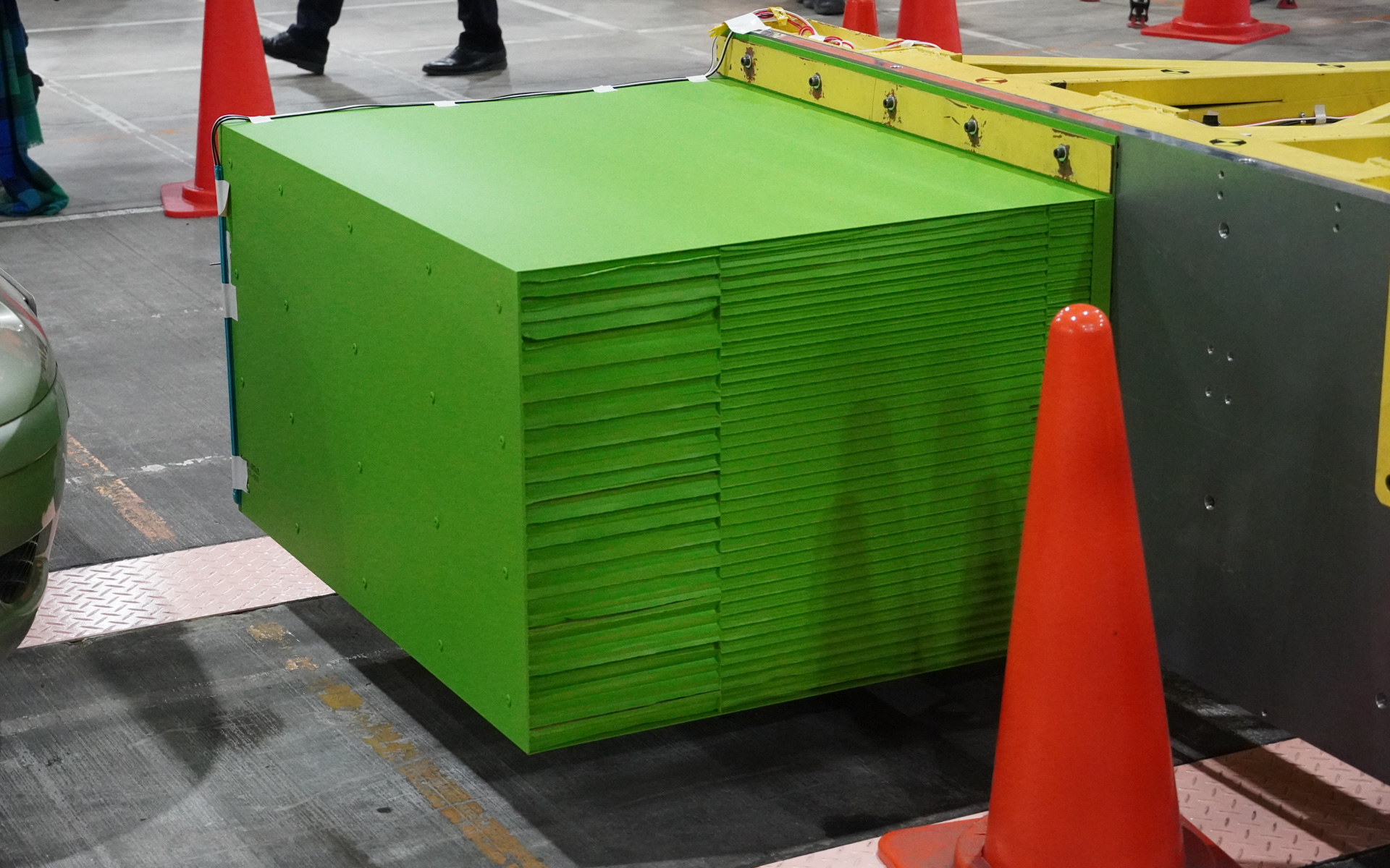 前面にアルミハニカムを装着し、この潰れ方を見る