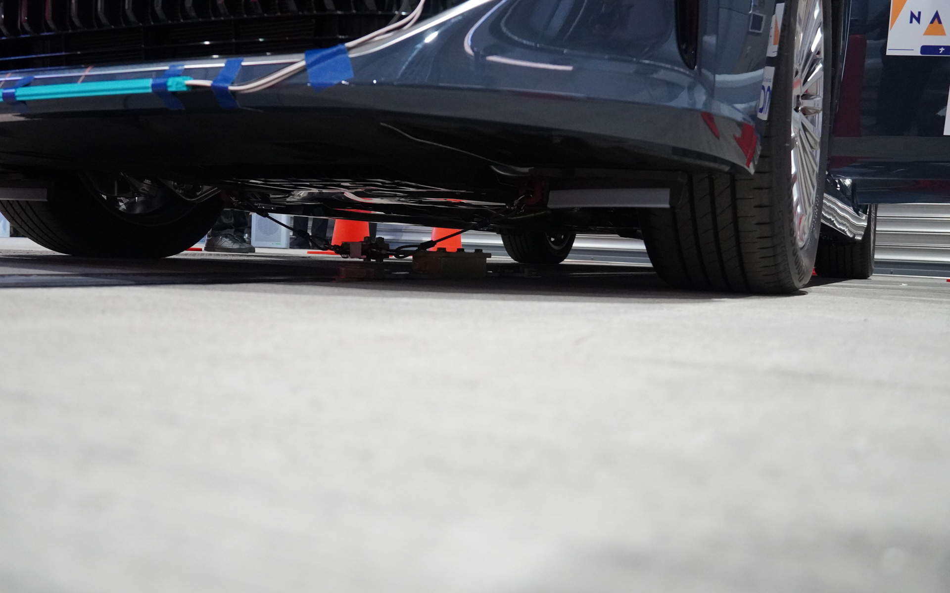 衝突のための加速は試験設備の床にあるワイヤーで引っ張るが、当たったあとはここから外れる。すでにクラウンセダンは固定してある