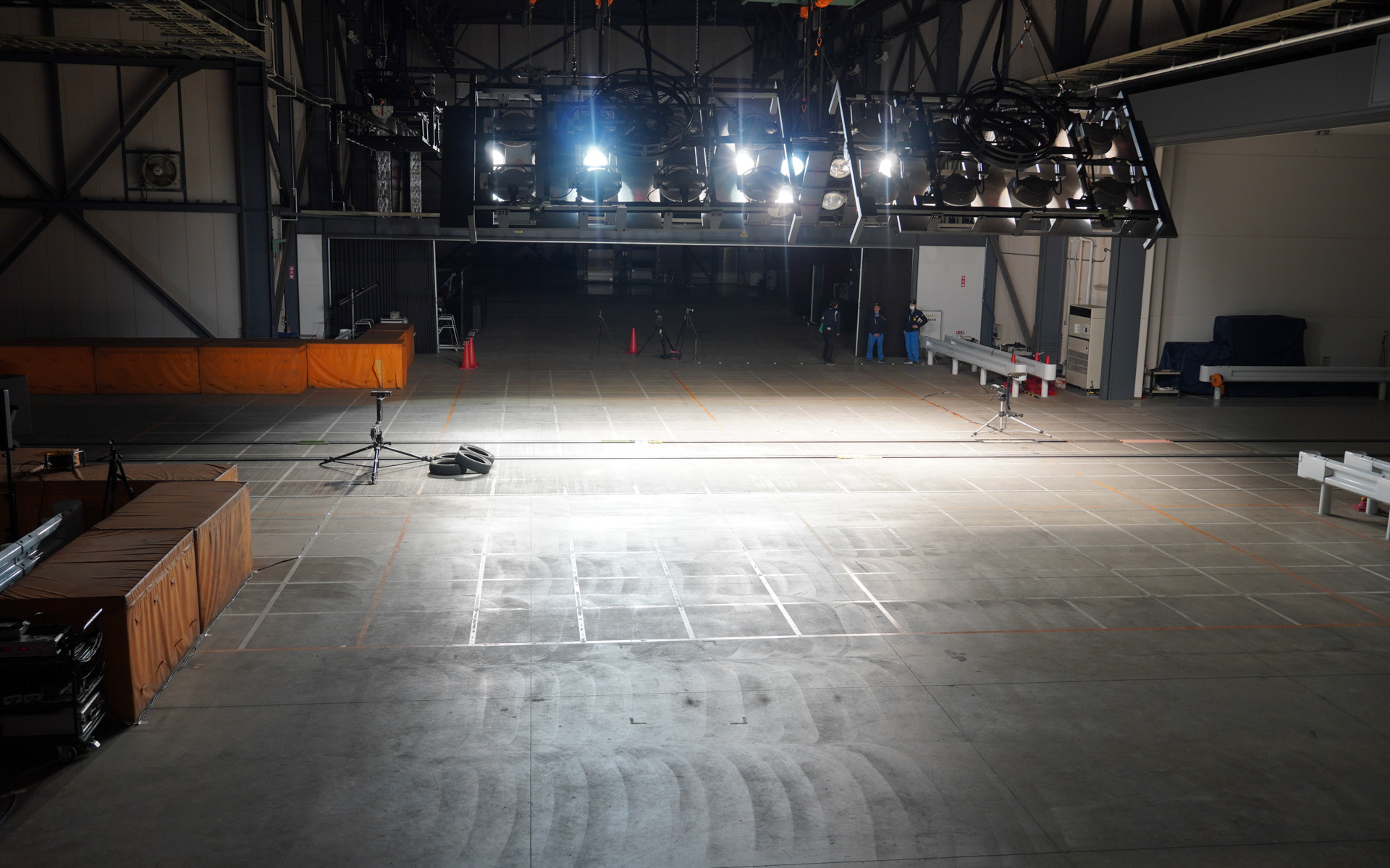 衝突試験前。ハイスピードカメラで撮影するため、照明はかなり明るい