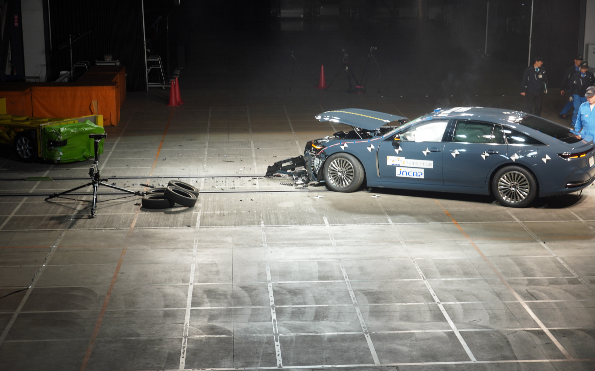 衝突後、安全確認を行なう。クルマからの煙はエアバッグからのもの