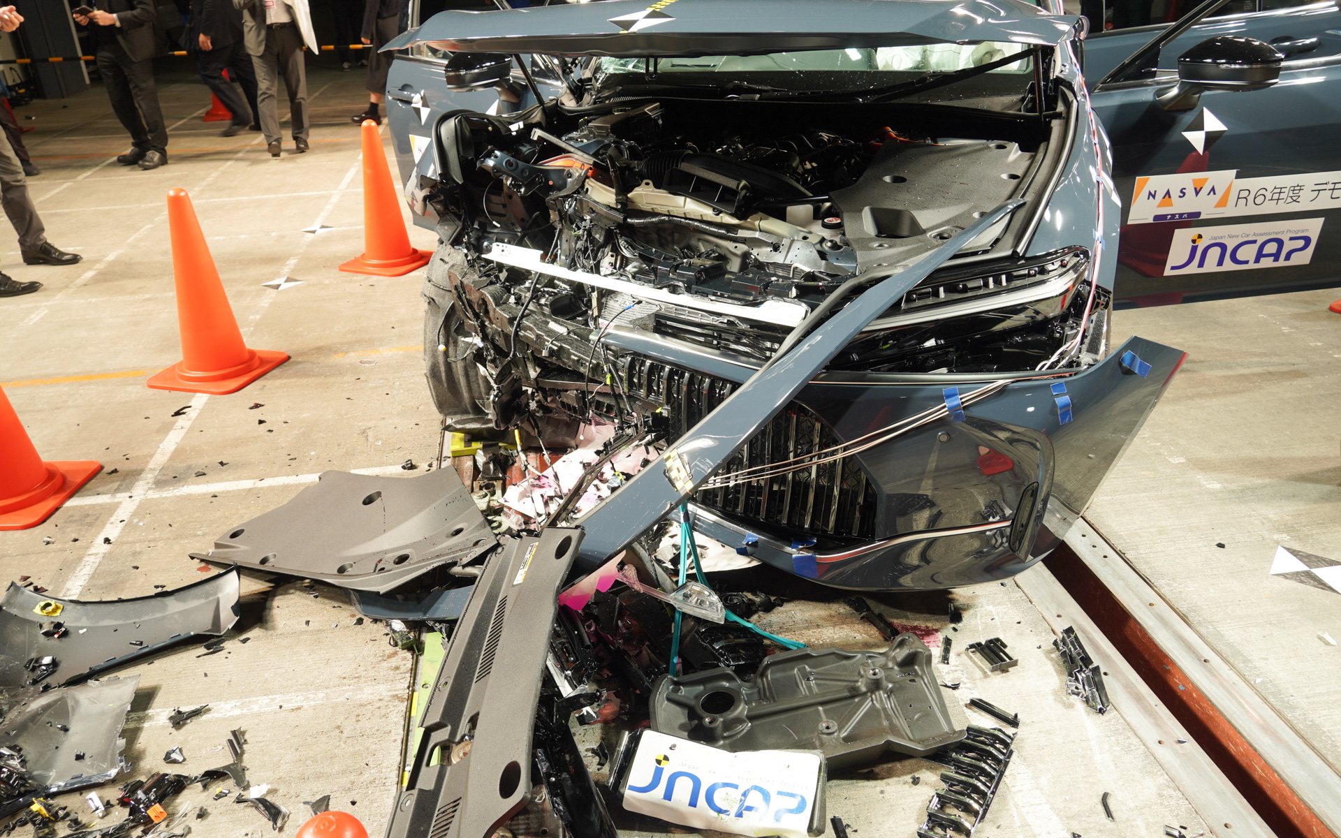 クラウンセダンはフロントが大破