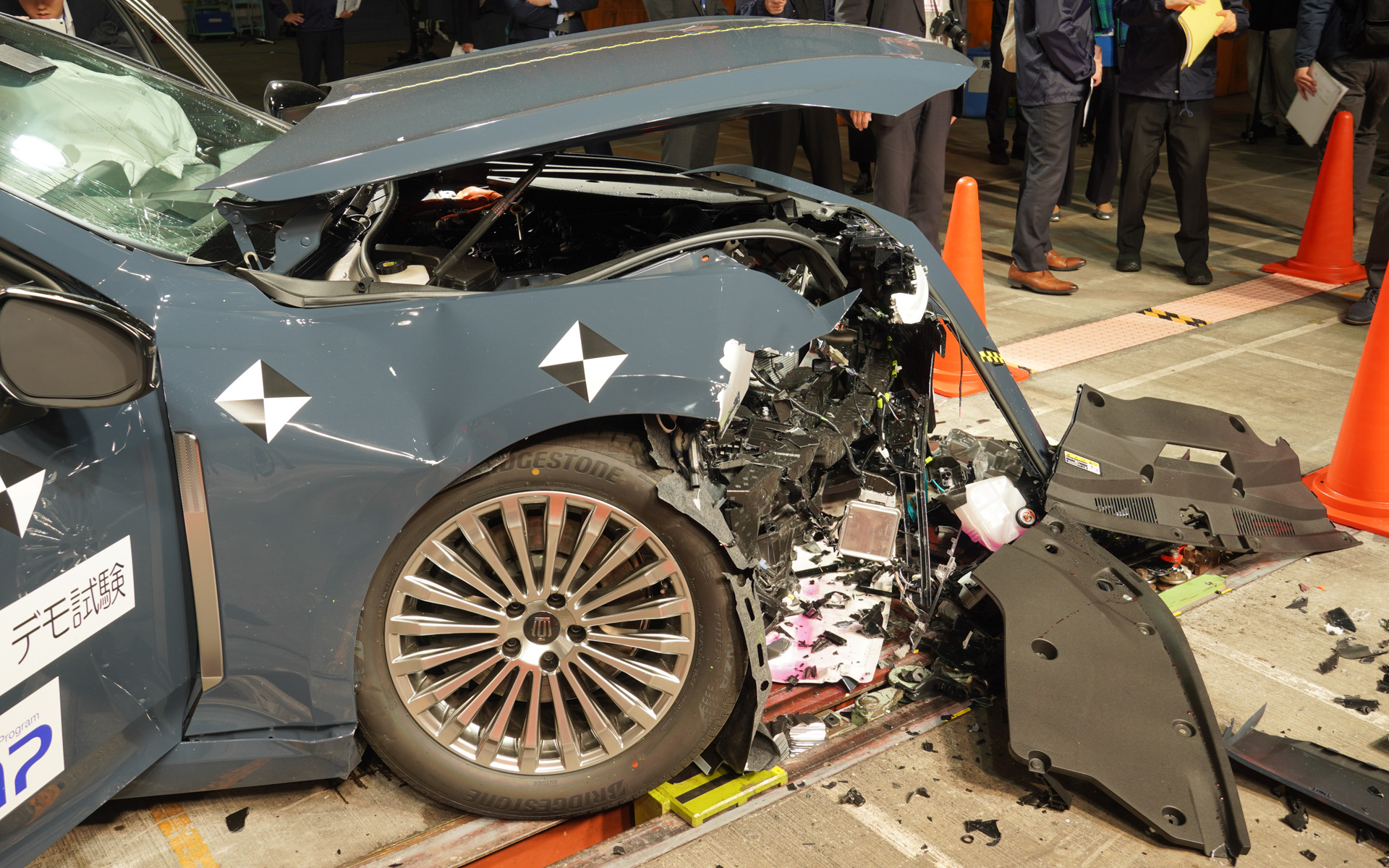 前輪の位置が後ろにずれ、冷却水も漏れている。ボンネットは歩行者頭部保護のため後部が持ち上げられている