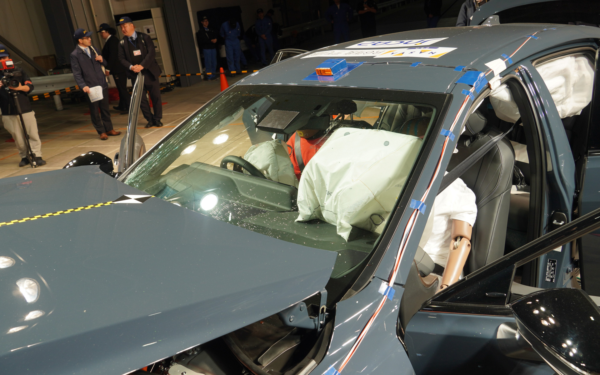 フロントウインドウはひびが入るが、飛び散ってはいない